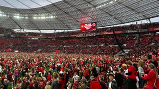 Die Leverkusener Fans haben nach dem 5:0 gegen Werder Bremen den Innenraum gestürmt und der Maichinger Jan-Niclas Heitjans war mittendrin.Bild:z