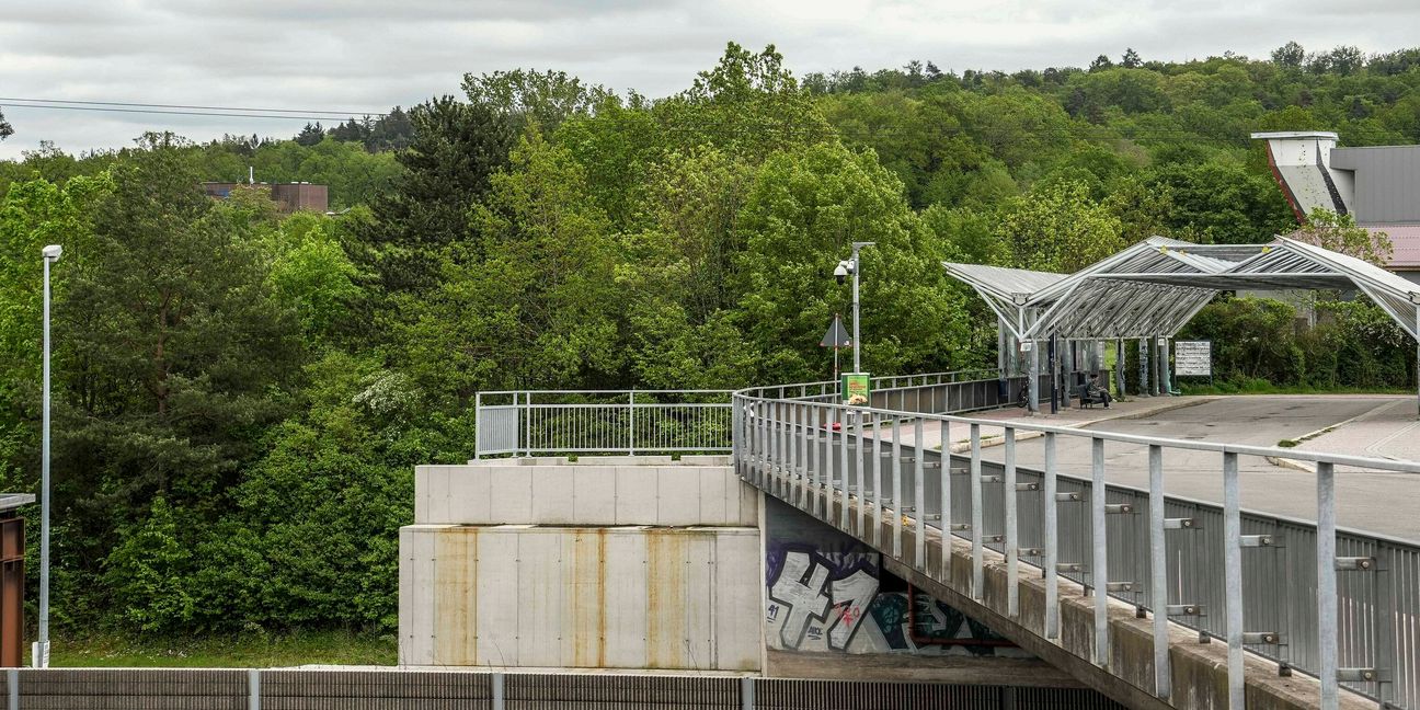 Am Elefantenbrückle dockt bereits ein Widerlager an: Hier wird die Behelfsbrücke für den Fuß- und Radverkehr errichtet, sobald das Elefantenbrückle abgerissen wird. Die provisorische Brücke liegt dann auf dem Tunnel.