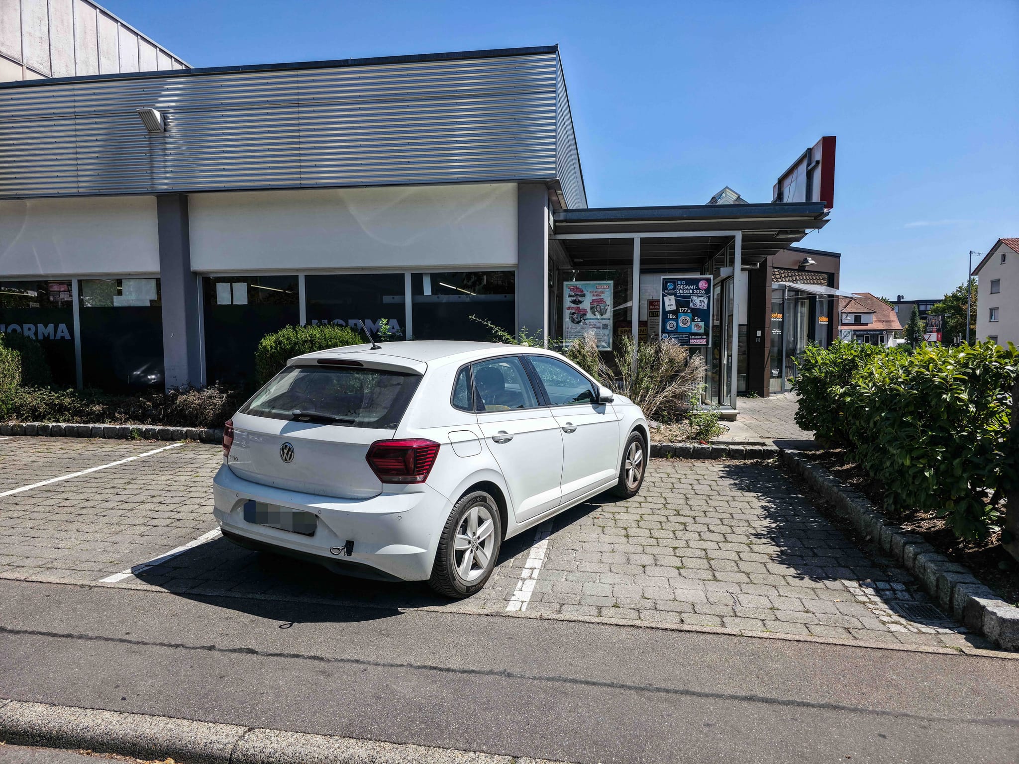 Senior citizen crashes into supermarket in Schönaich