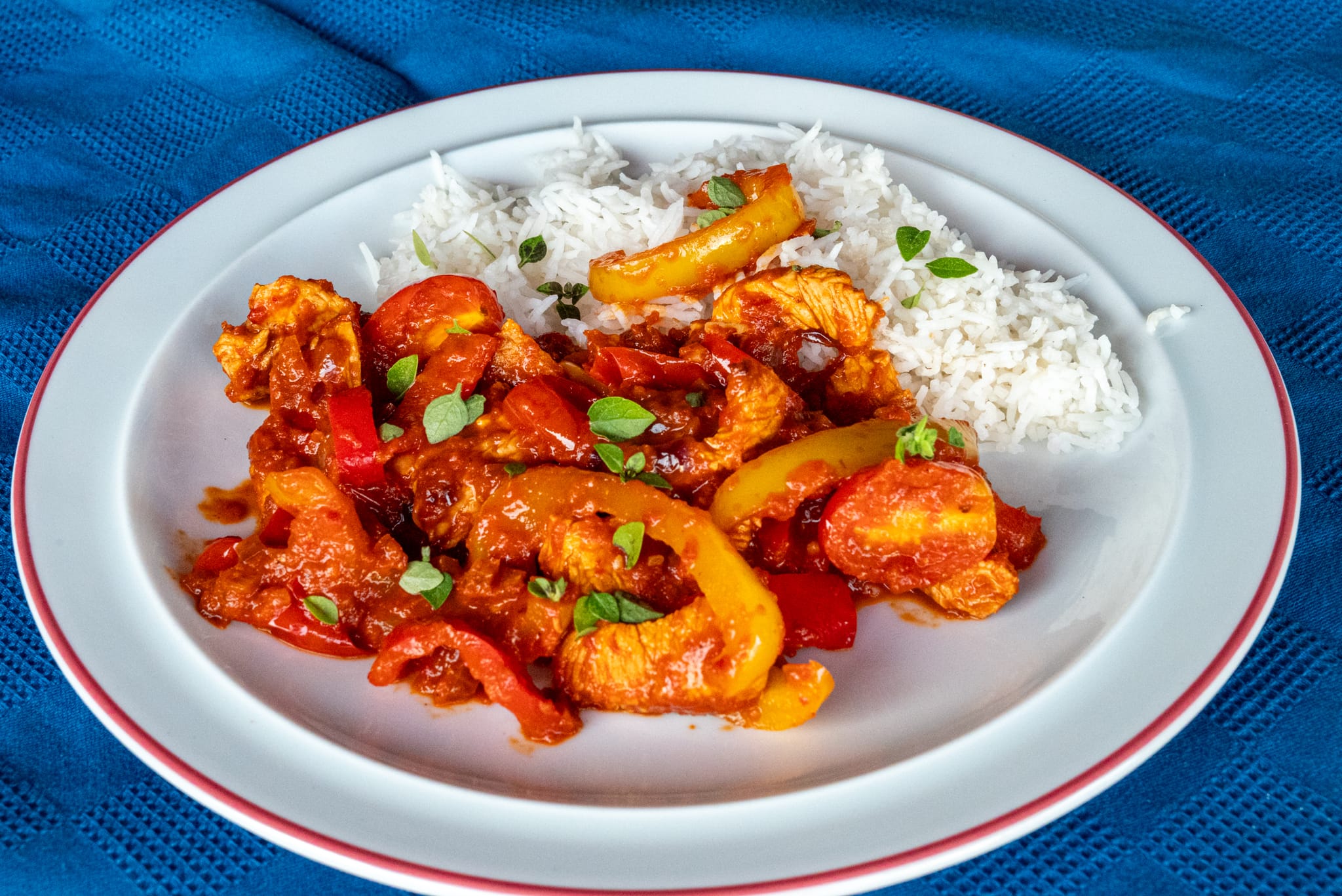 Zwiebel-Paprika-Hähnchen aus der Pfanne