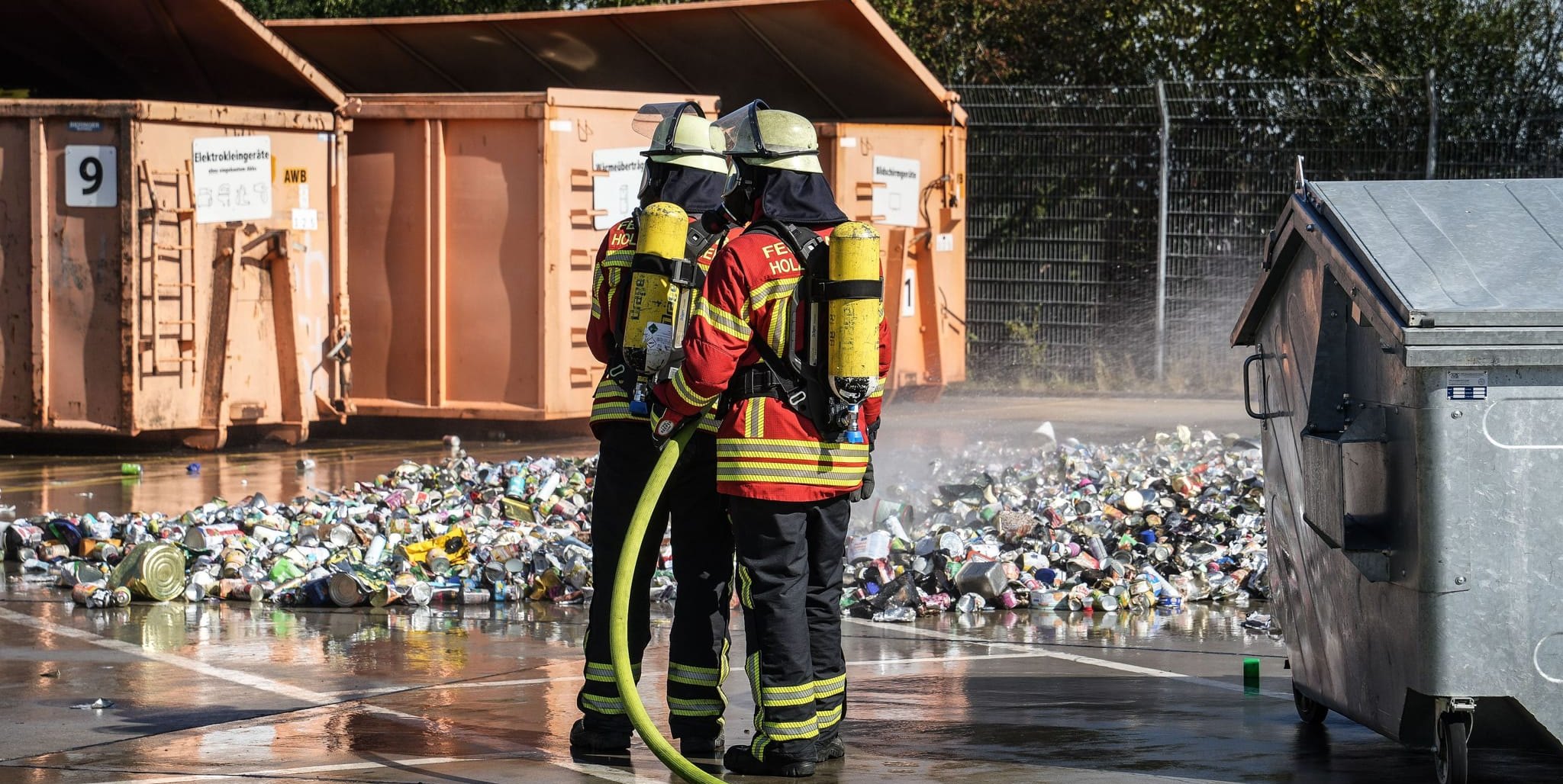 Holzgerlingen: Smoke rises from garbage truck