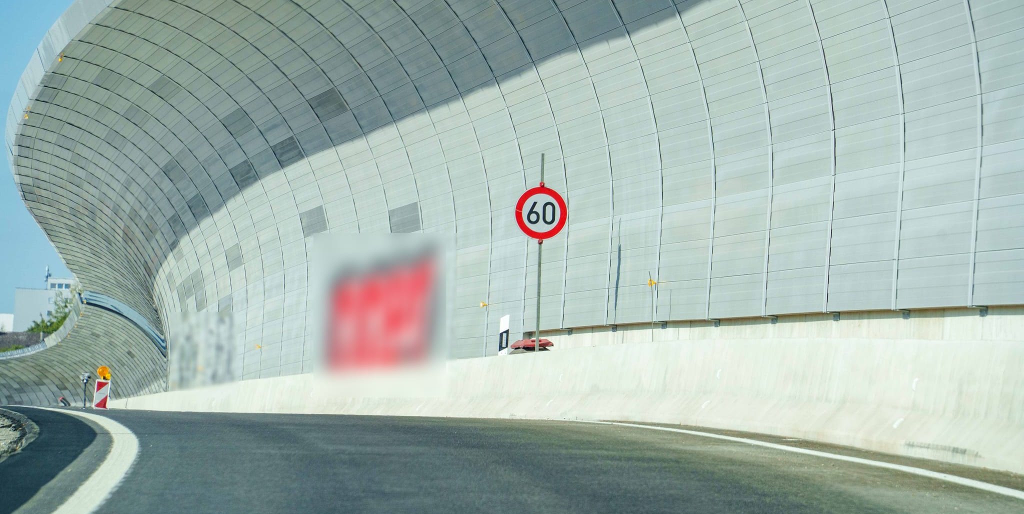 Kaum gebaut, schon besprüht: Graffiti an der A81