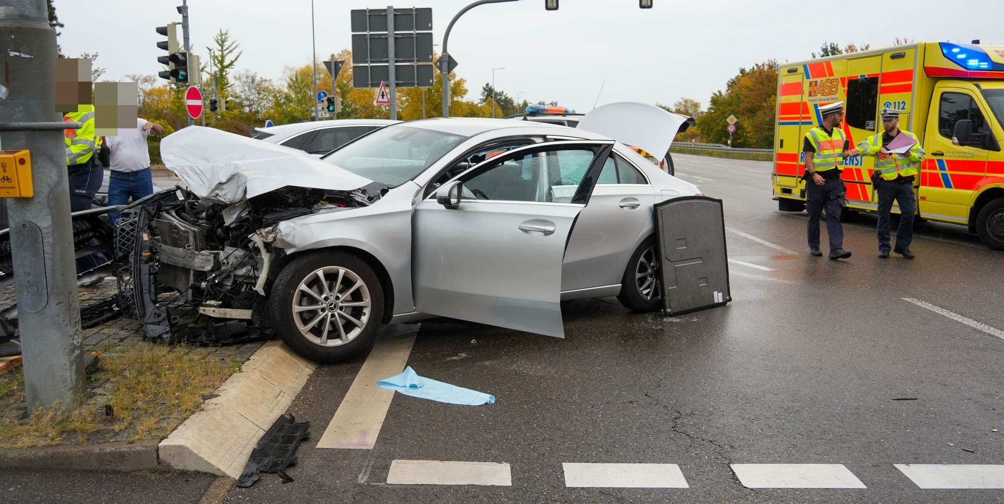 Böblingen: Laster und Mercedes stoßen zusammen