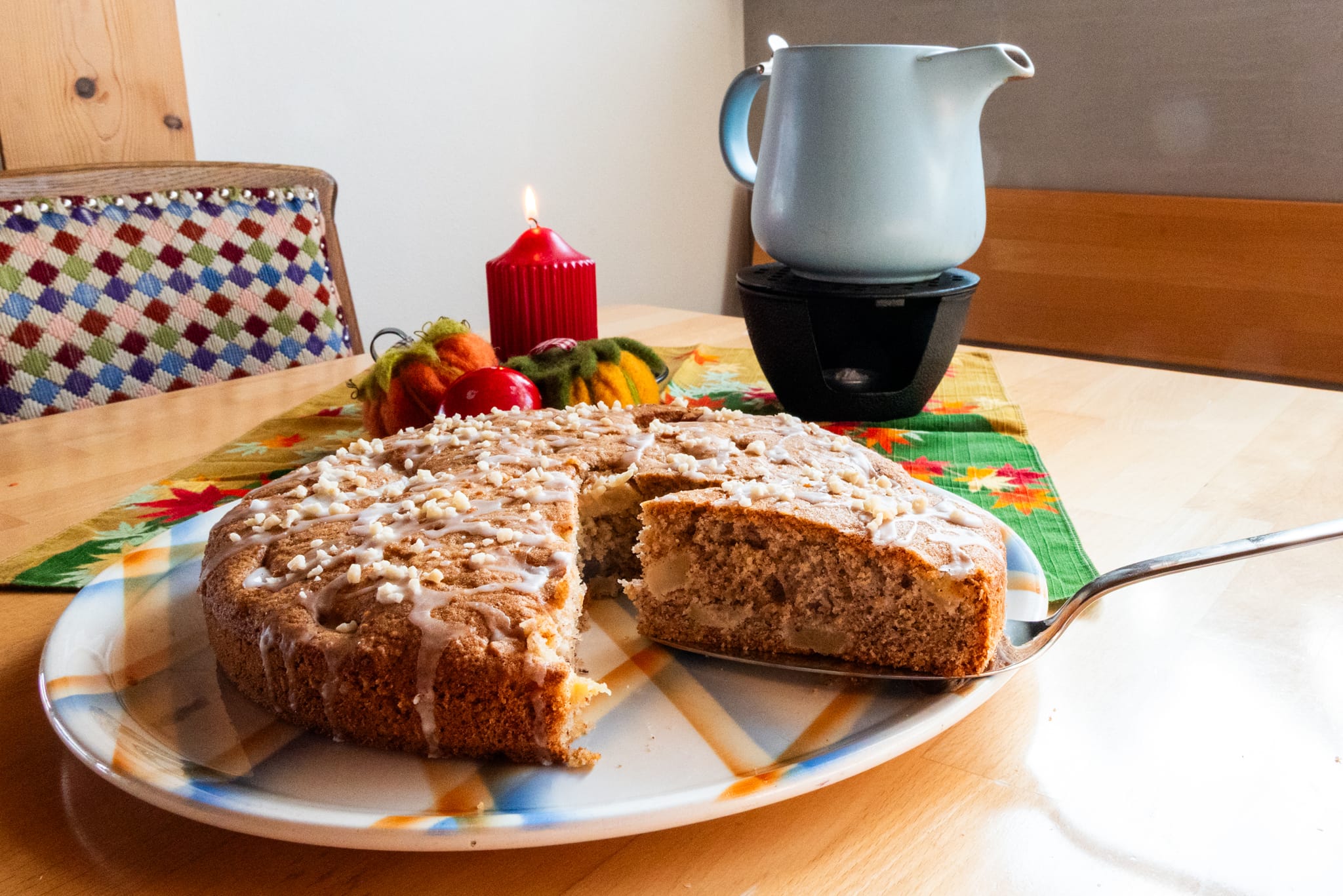 Saftiger Birnenkuchen mit Haselnüssen