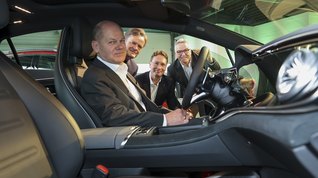 Bundeskanzler Olaf Scholz besucht das Mercedes-Werk Sindelfingen.