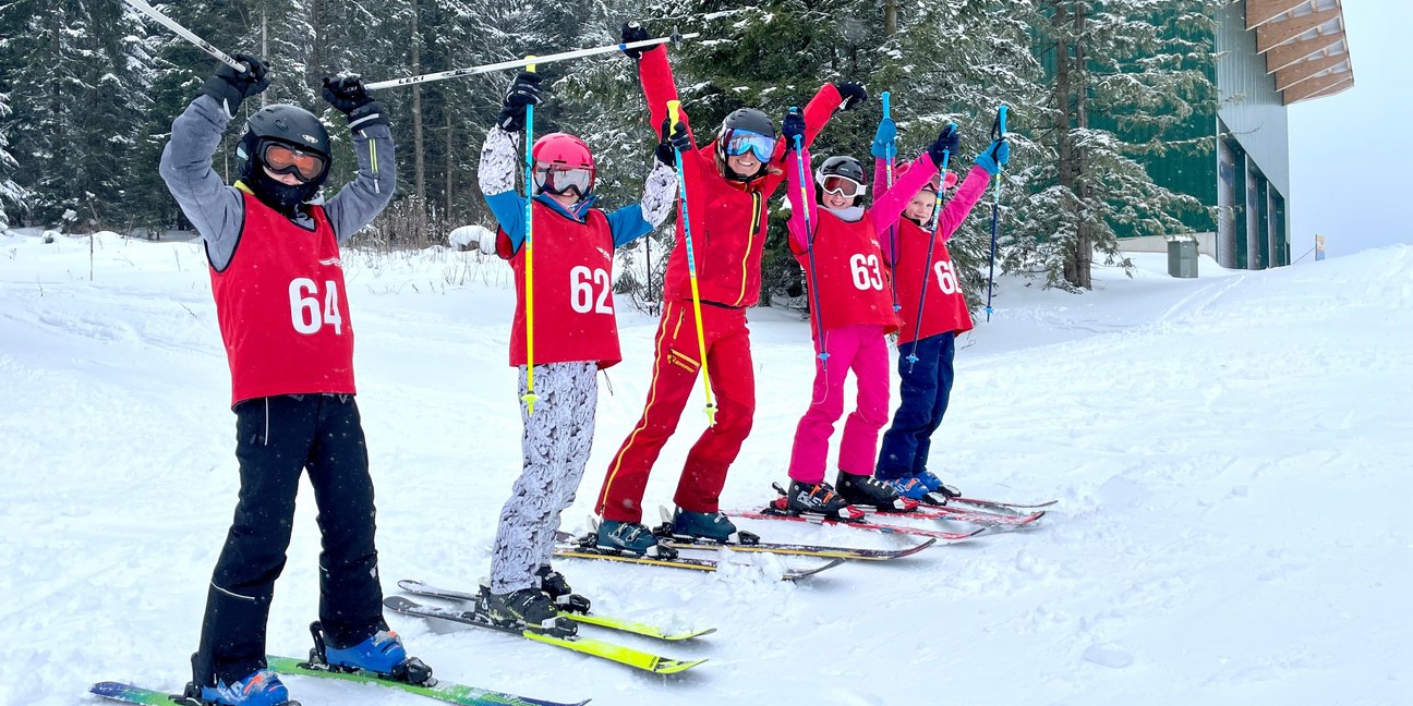 Beim Schulskitag finden Skifahrer und Snowboarder aller Könnensstufen ihren Platz. Bild: Willy Stahl