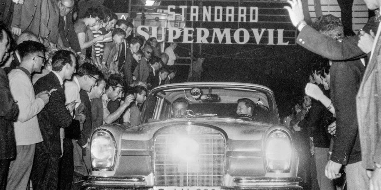 Großer Straßenpreis für Tourenwagen von Argentinien, 26.10. - 5.11.1961. Am Start - das Fahrerteam Hans Herrmann / Rainer Günzler (Startnummer 527) mit einem Mercedes-Benz Typ 220 SE. In der Gesamtwertung belegten Herrmann / Günzler den zweiten Platz.