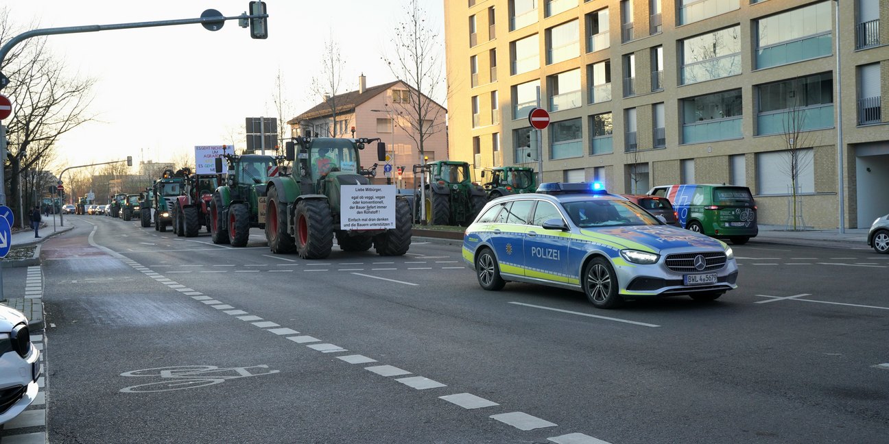 Landwirte fahren am Mittwochnachmittag in der Kolonne, eskortiert von der Polizei, durch Böblingen. Bild: Dettenmeyer