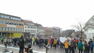 Rund 150 Menschen haben am Freitag auf dem Sindelfinger Marktplatz für besseren Klimaschutz demonstriert. Zu der Kundgebung aufgerufen hatten „Fridays for Future“, Greenpeace, „Radinitative Sindelfingen“ und „WindkraftBB“.