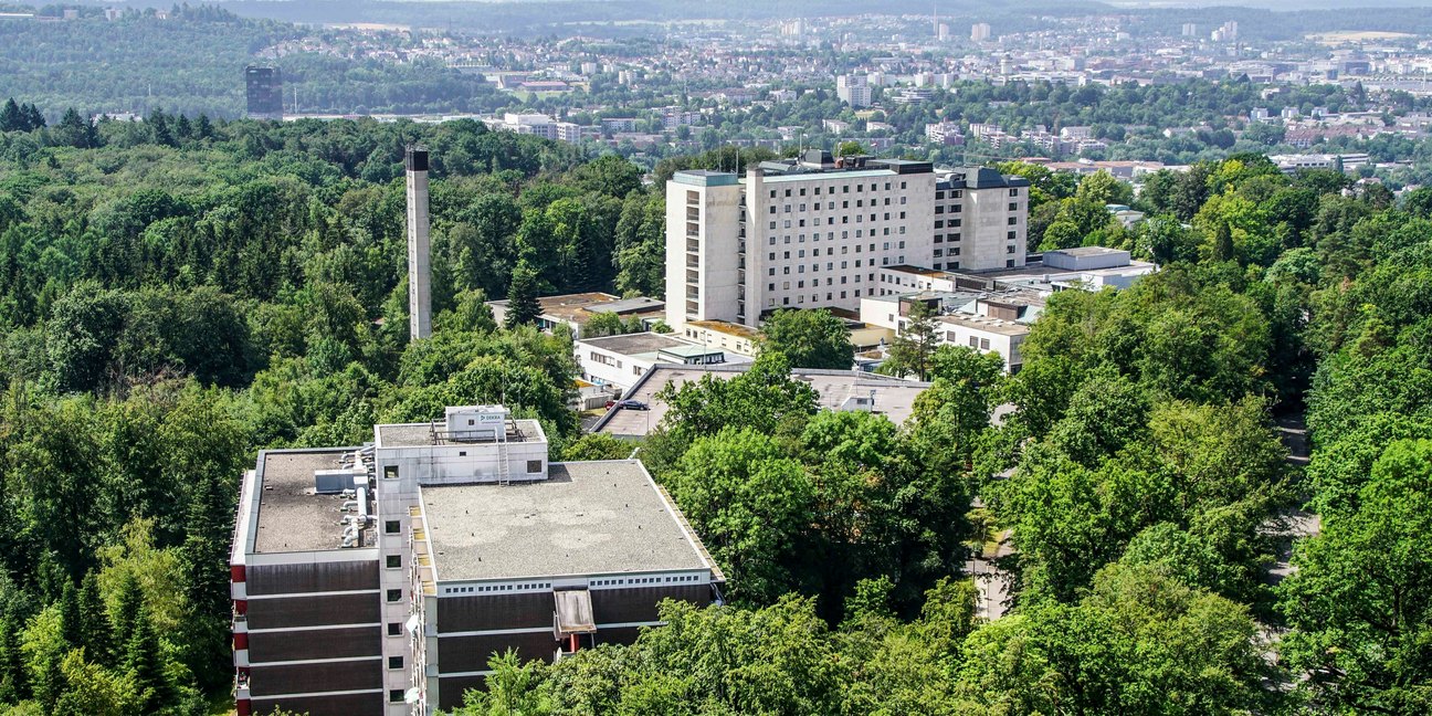 Der Blick vom Wasserturm auf das Krankenhaus-Areal zeigt das Gebiet, auf dem mittelfristig ein neues Stadtquartier entstehen soll.         Bild: Dettenmeyer/A