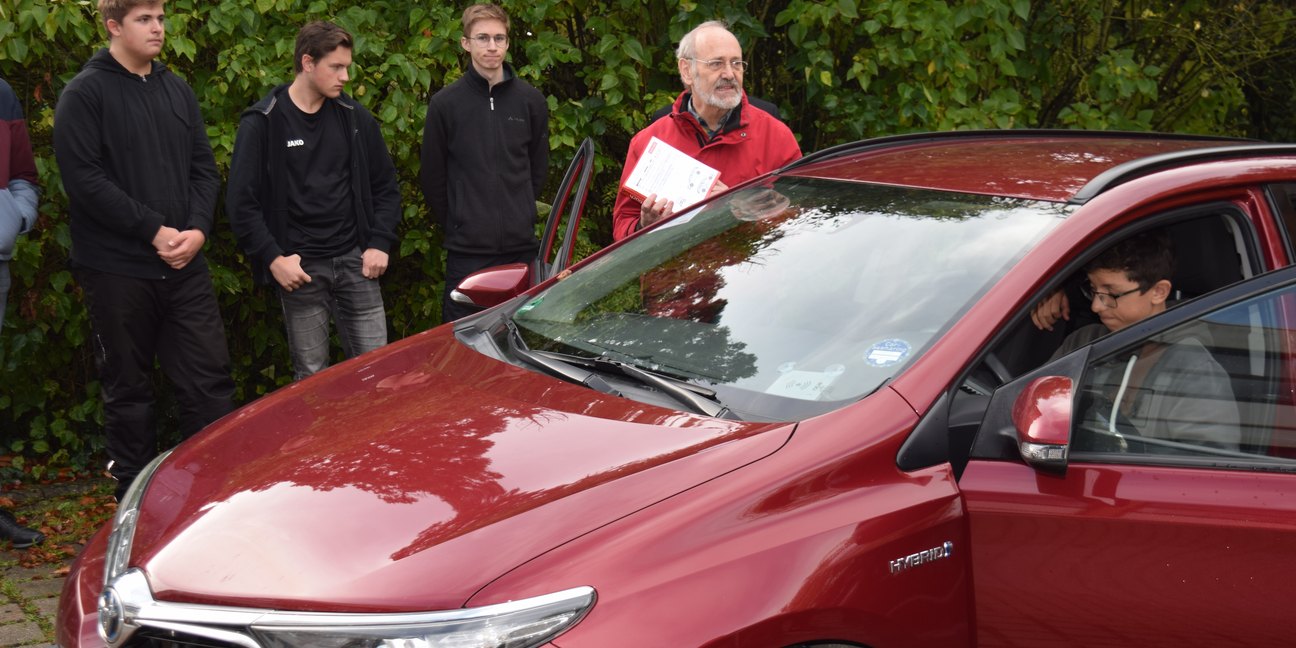 Markus Draxler von Stadtmobil Stuttgart erklärt das Carsharing-Modell an der GDS II in Sindelfingen direkt am Auto. Bild: Krauter