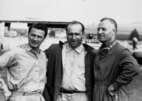 Großer Preis von Frankreich in Reims, 4. Juli 1954. Das Mercedes-Benz Rennfahrer-Team von links: Hans Herrmann, Juan Manuel Fangio und Karl Kling. Fangio und Kling erzielen für die Marke einen Doppelsieg. Herrmann fährt die schnellste Runde.