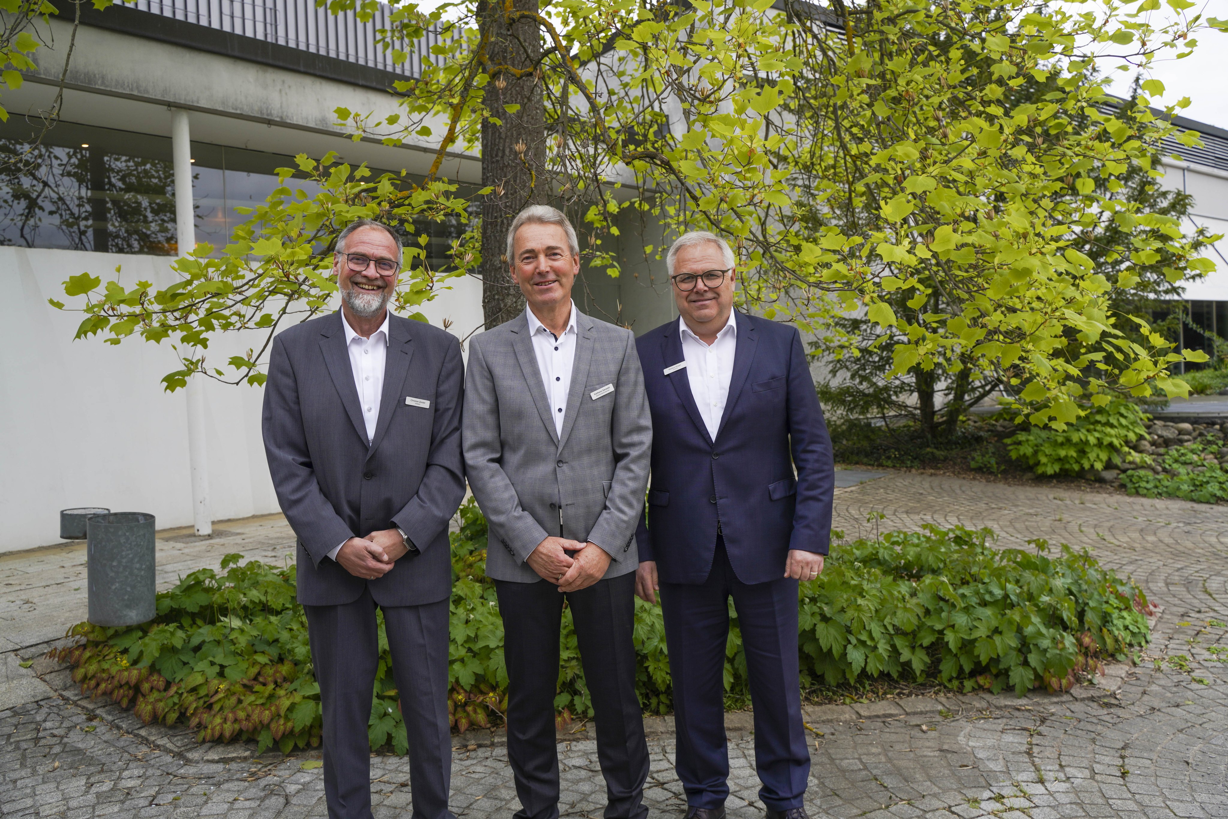 Blicken optimistisch in die Zukunft der Baugenossenschaft Sindelfingen: Aufsichtsratsvorsitzender Karlheinz Sanwald (mitte) und die beiden Vorstände Christian Zeisler (links) und Markus Singer.