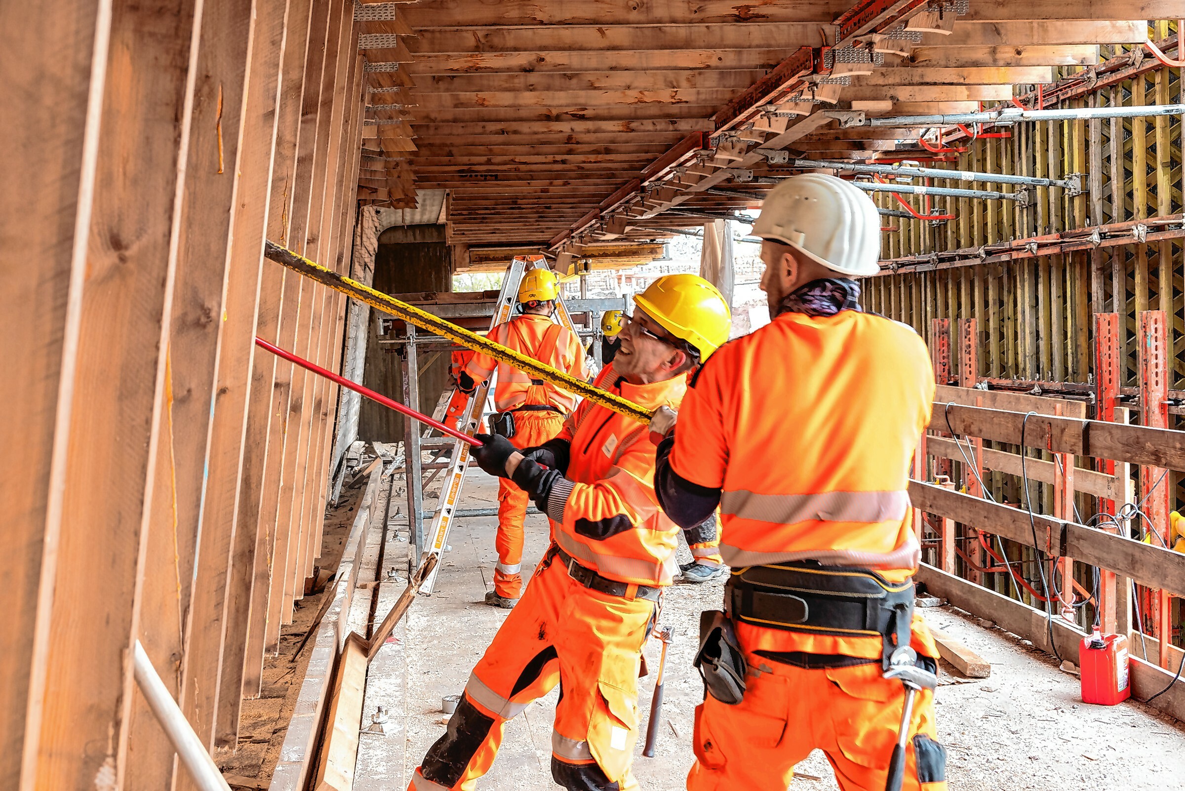 Die Verschalung vom Brückenbauteil kann bereits entfernt werden.Bild: Nüßle