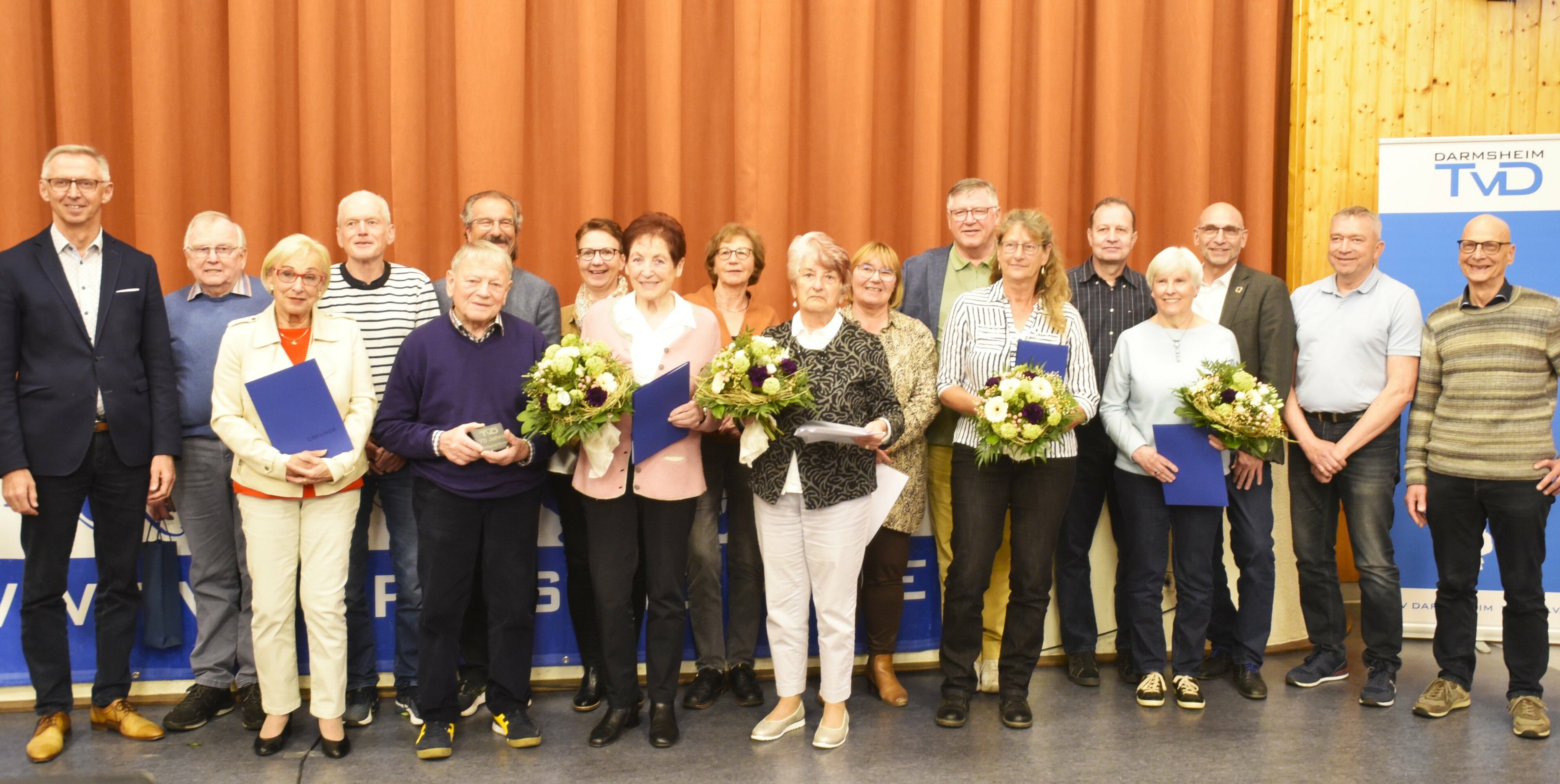 Ehrung für langjährige Mitglieder beim TV Darmsheim (von links): Erster Bürgermeister Christian Gangl, Günther Dreher, Marianne Borchardt-Griebel, Werner Salzer, Gerd Körber, Wolfgang Strohm, Claudia Klopfer, Edeltraud Dreher, Ingrid Spinner, Ursula Kuhm, Michaela Krauss-Boahen, Heinrich Späth, Waltraud Schmid, Daniel Kaufmann, Lore Zeh, Roland Mundle, Ralf Völlnagel und der stellvertretende Vorsitzende Claus Lehners.  Bild: Reichert