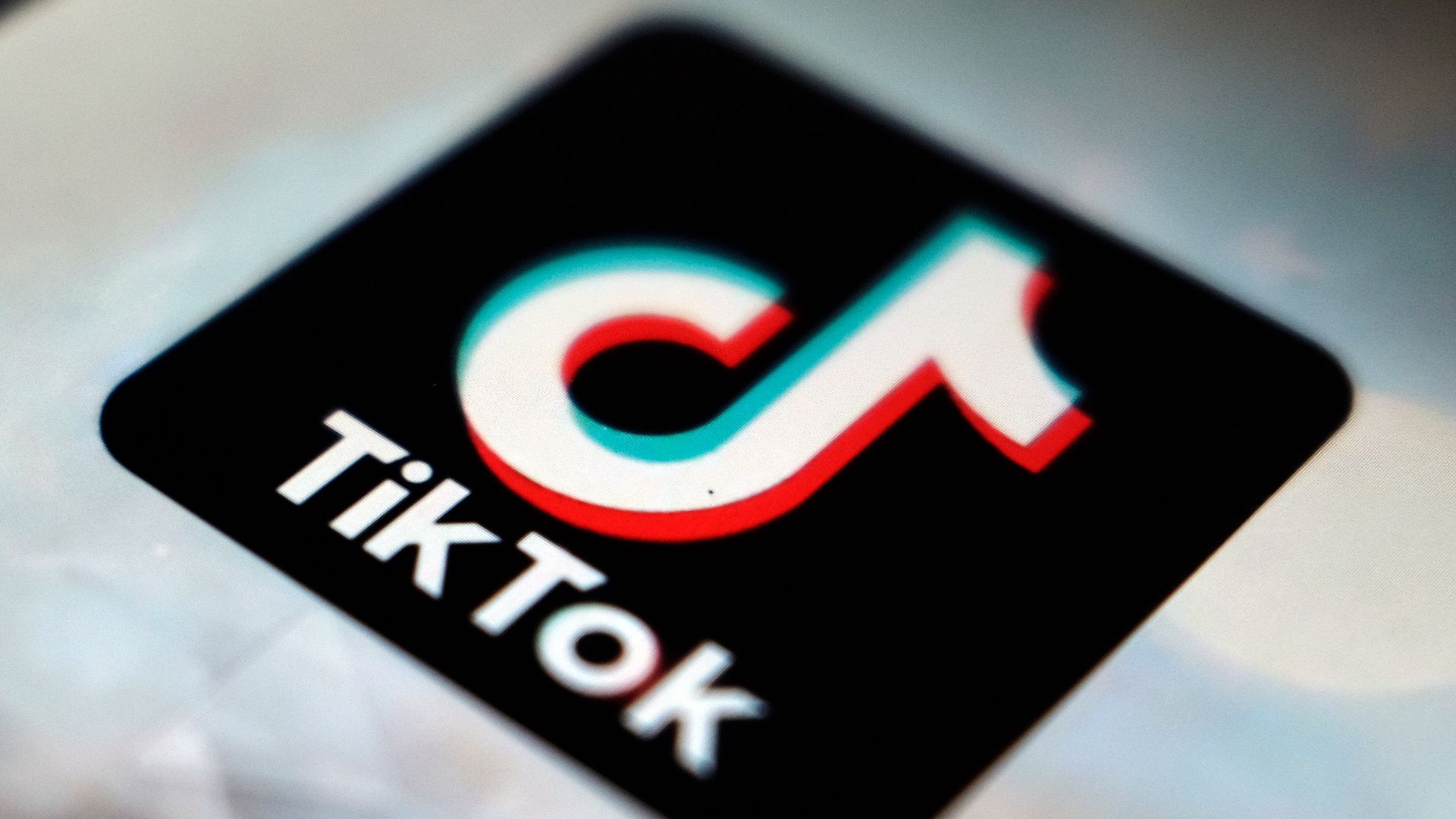 Die Brüsseler Behörde hatte zu Wochenbeginn verkündet, dass sie prüfen will, ob das Unternehmen mit Belohnungsfunktionen in TikTok Lite die psychische Gesundheit von Minderjährigen gefährde und gegen EU-Regeln verstoße.