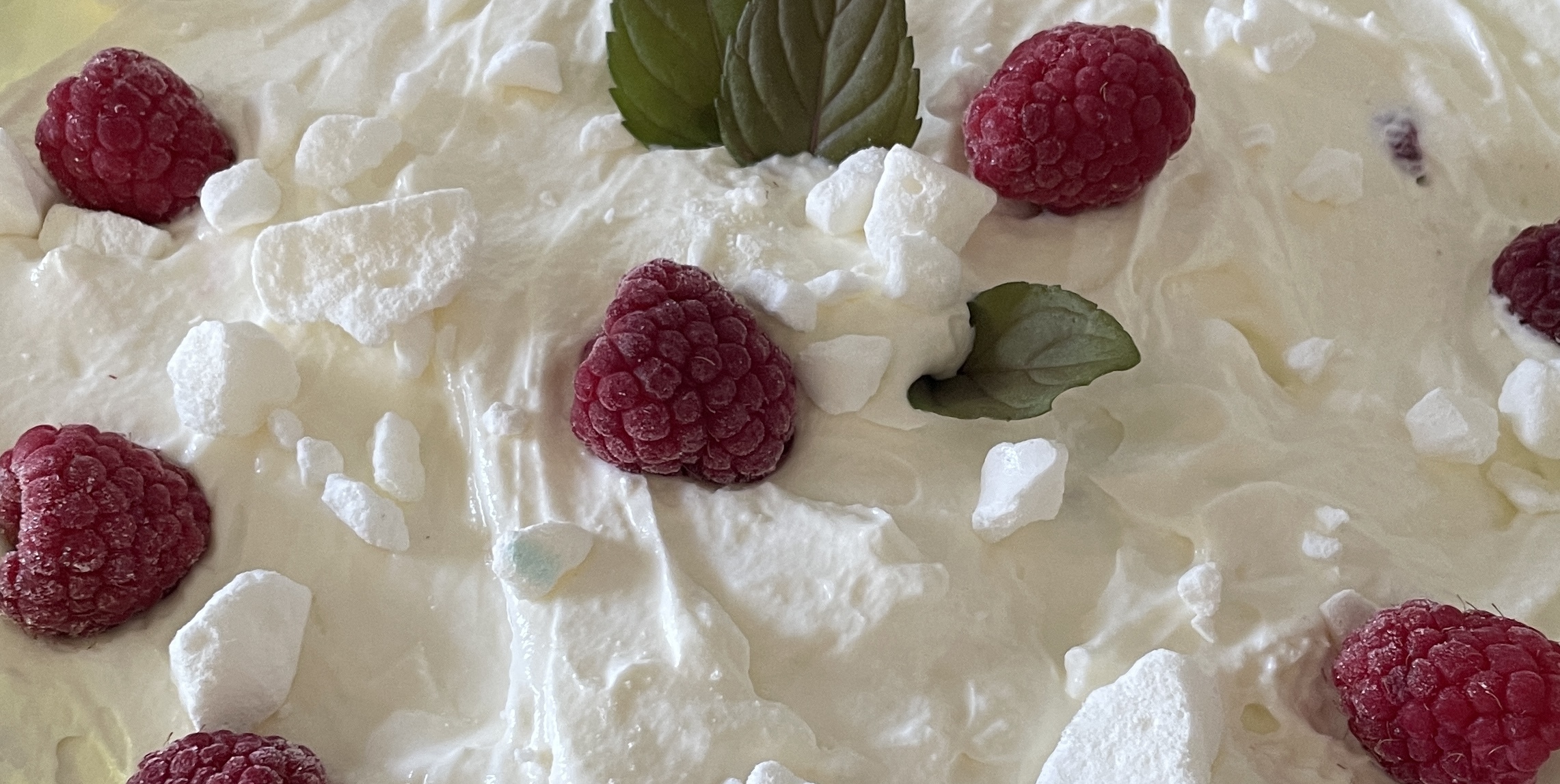 Fruchtiges Beeren-Dessert mit luftiger Quark-Sahne-Creme.