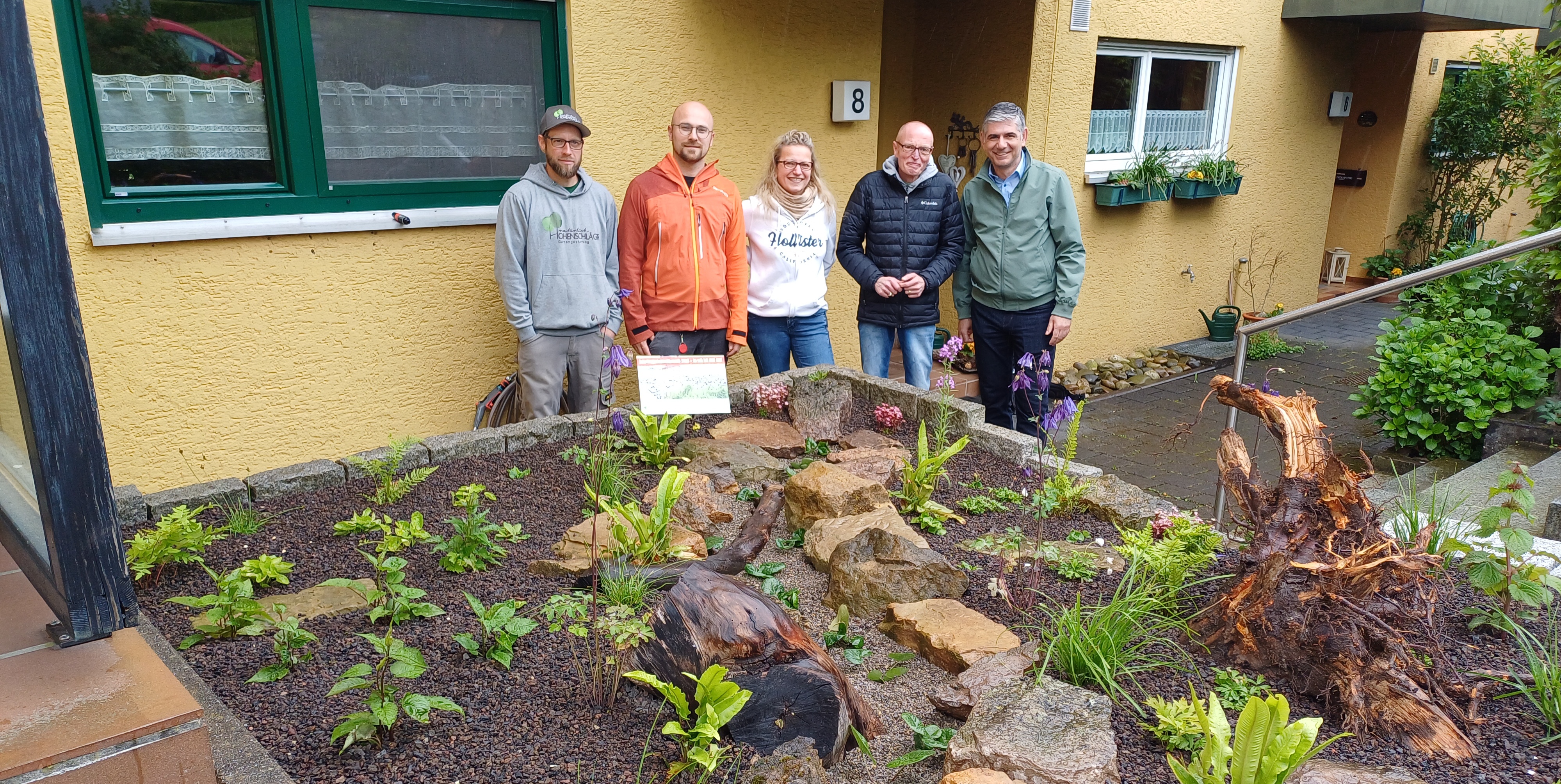 Fabian Hohenschläger (von links), Klimaschutzmanager Thomas Egeler sowie die Hausbesitzer Marianne Ramisch und Jürgen Heselmaier mit Bürgermeister Ionnis Delakos am neugestalteten Vorgarten. Bild: Elbers