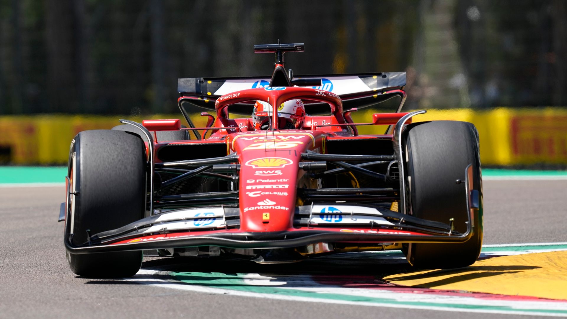 Ferrari-Pilot Charles Leclerc steuert sein Ferrari-Boliden in Imola auf der Strecke.