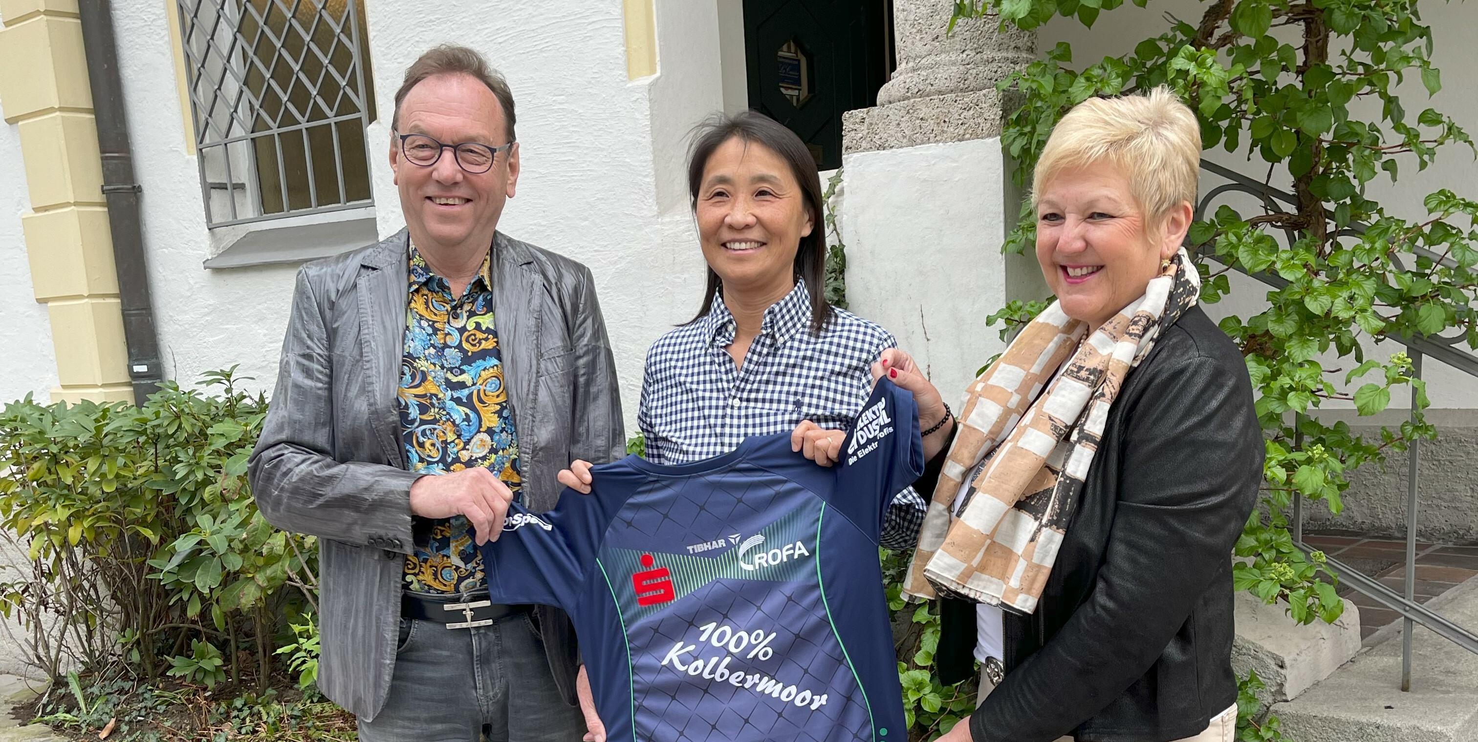 Günther Lodes (Stellvertreter von Abteilungsleiter Michael Fuchs), Qianhong Gotsch und  Sabine Balletshofer-Wimmer, Vorstandssprecherin Gesamtverein SV-DJK Kolbermoor. präsentieren das neue Trikot. Bild: z