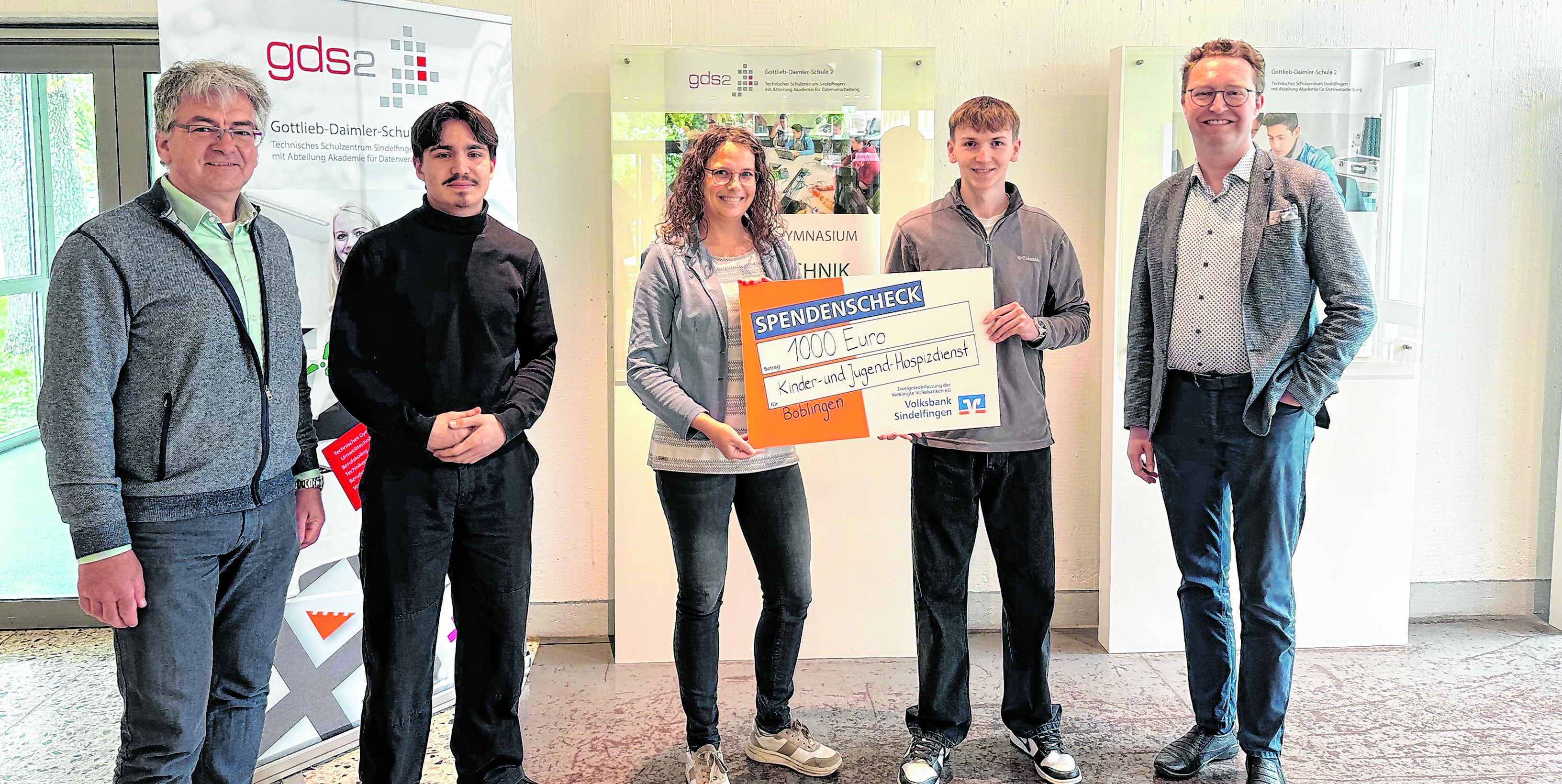 Von links: Herbert Waldschmidt (Abteilungsleiter TGU), Özer Gül (stellvertretender Schülersprecher), Carolin Schlanderer (Fachbereichsleitung Hospiz), Luke Flum (Schülersprecher), Dr. Christian Hopf (Schulleiter GDS2).