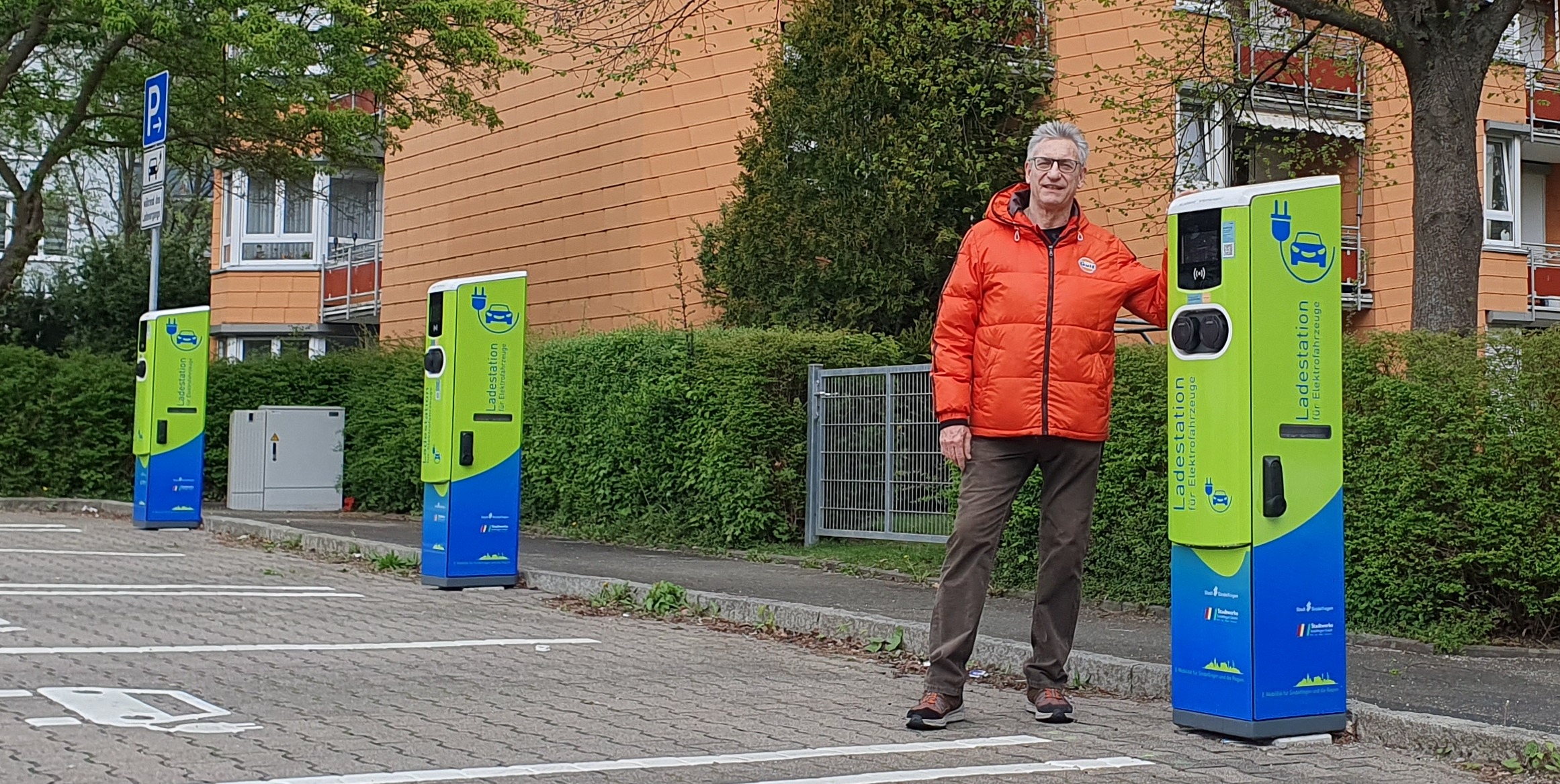 Peter Stark mit den verwaisten Ladesäulen im Hinterweil.