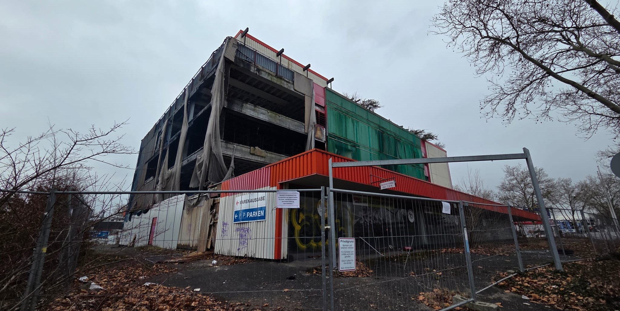Neue Pläne - Brandruine auf der Hulb vor Neustart: Mömax bringt Bewegung in altes Großprojekt - Nachrichten