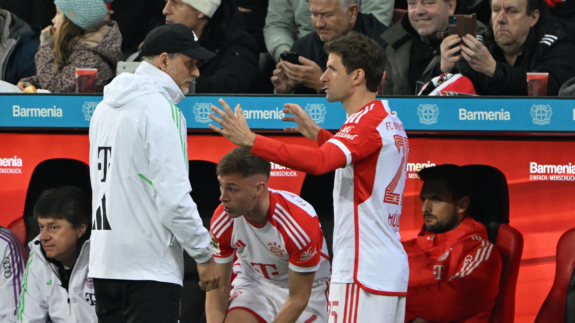 Trainer Thomas Tuchel (l) hatte für Thomas Müller in der Offensive gegen den FC Arsenal keinen Platz.