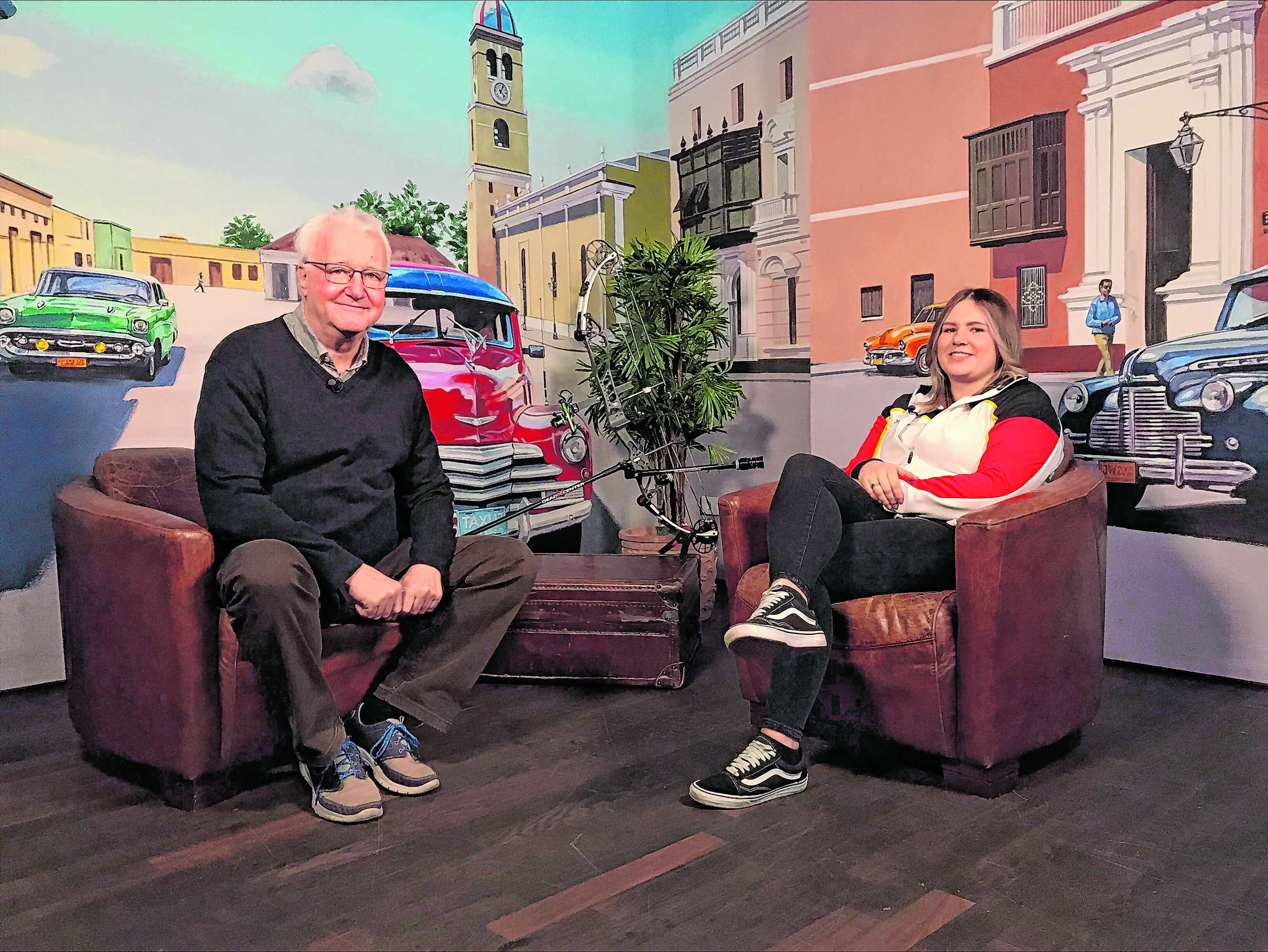 Bogenschützin Jennifer Walter (rechts) aus Weil im Schönbuch zu Gast beim Stadtgespräch Böblingen mit Hans-Jörg Zürn (Sindelfinger Zeitung/Böblinger Zeitung).