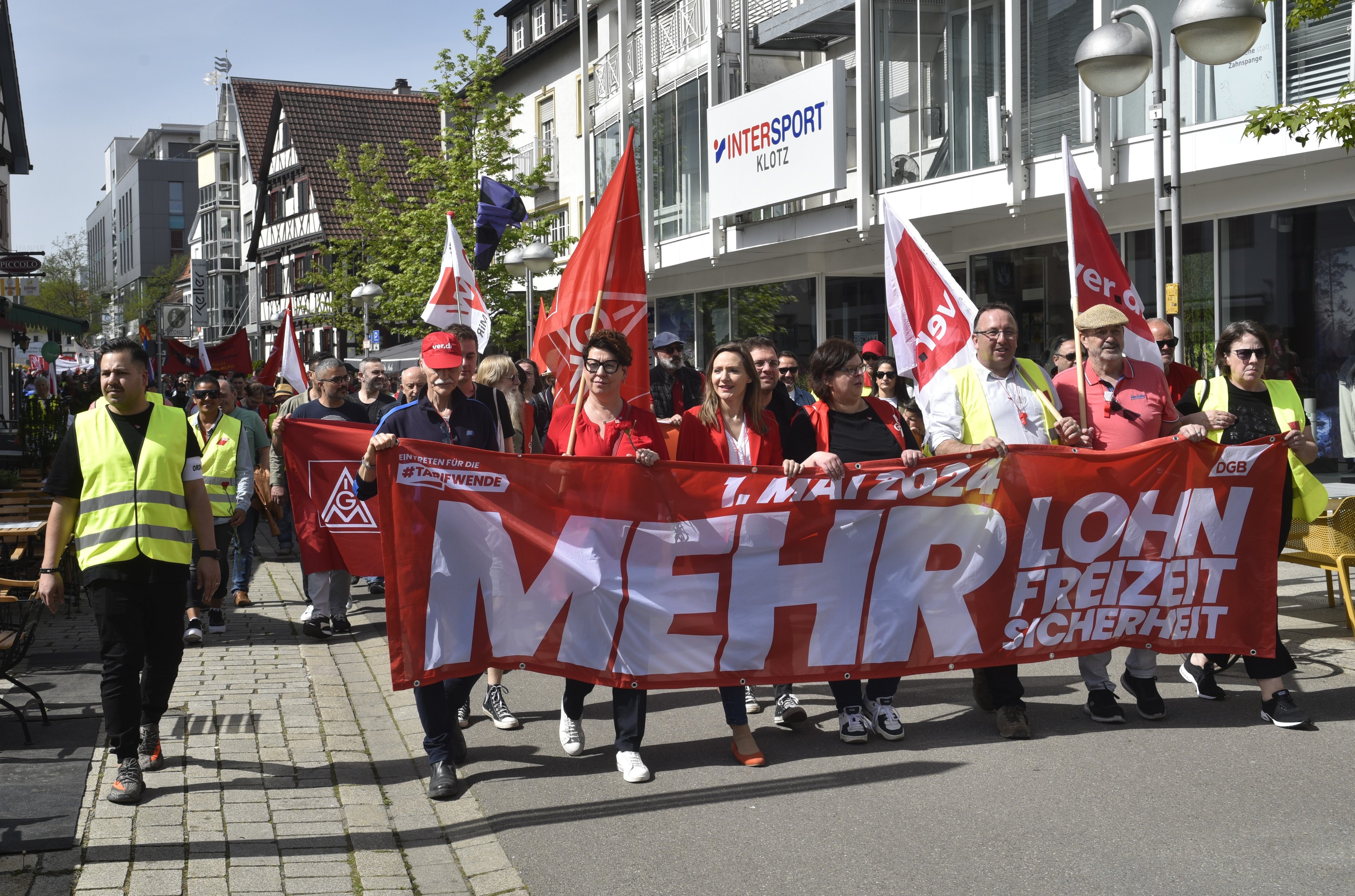 Demonstrationszug der Gewerkschaften durch Sindelfingen – vom grünen Platz über die Gartenstraße in die Altstadt und zur Kundgebung auf den Marktplatz.