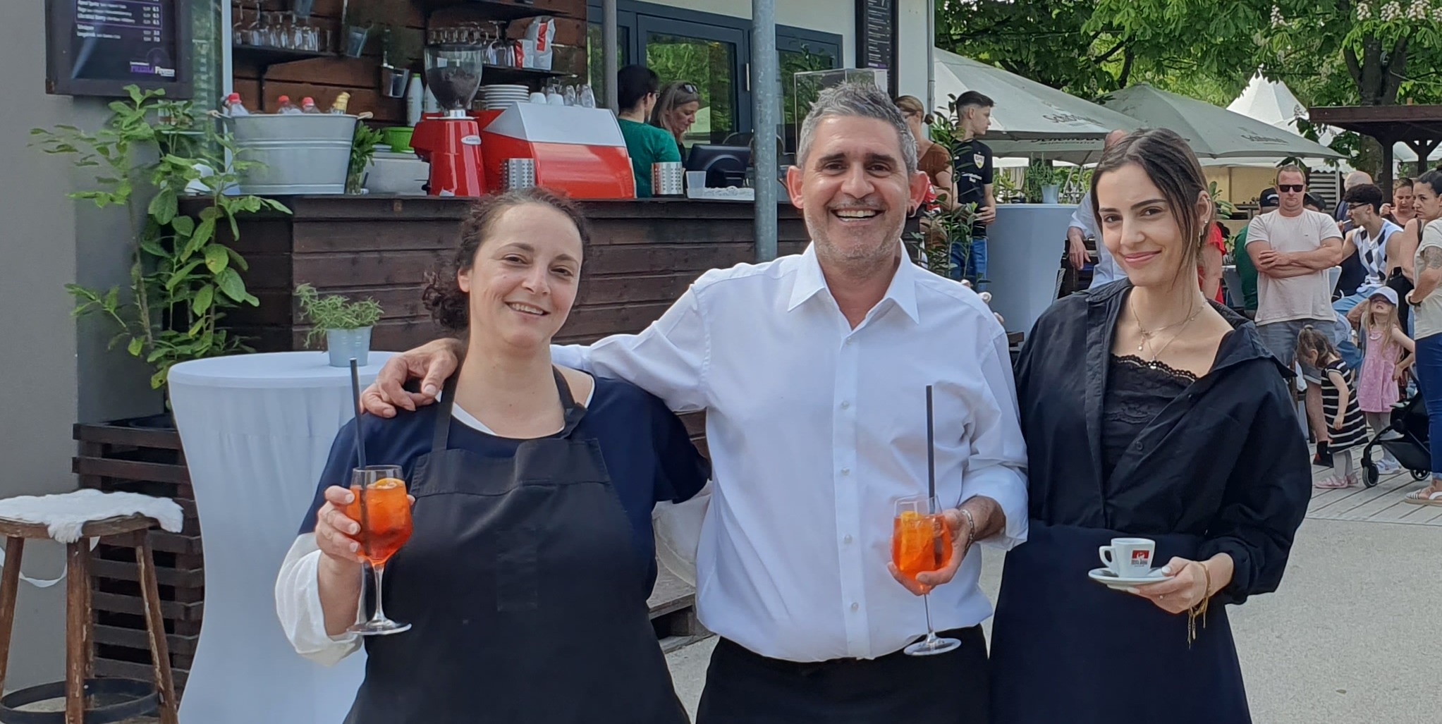 Beste Laune an Muttertag: Elisabetta, Salvatore und Siria Magalú vor dem Piccola Firenze am Bootshaus in Böblingen (von links). Auf dem Bild fehlt Sohn Giovanni Magalú.