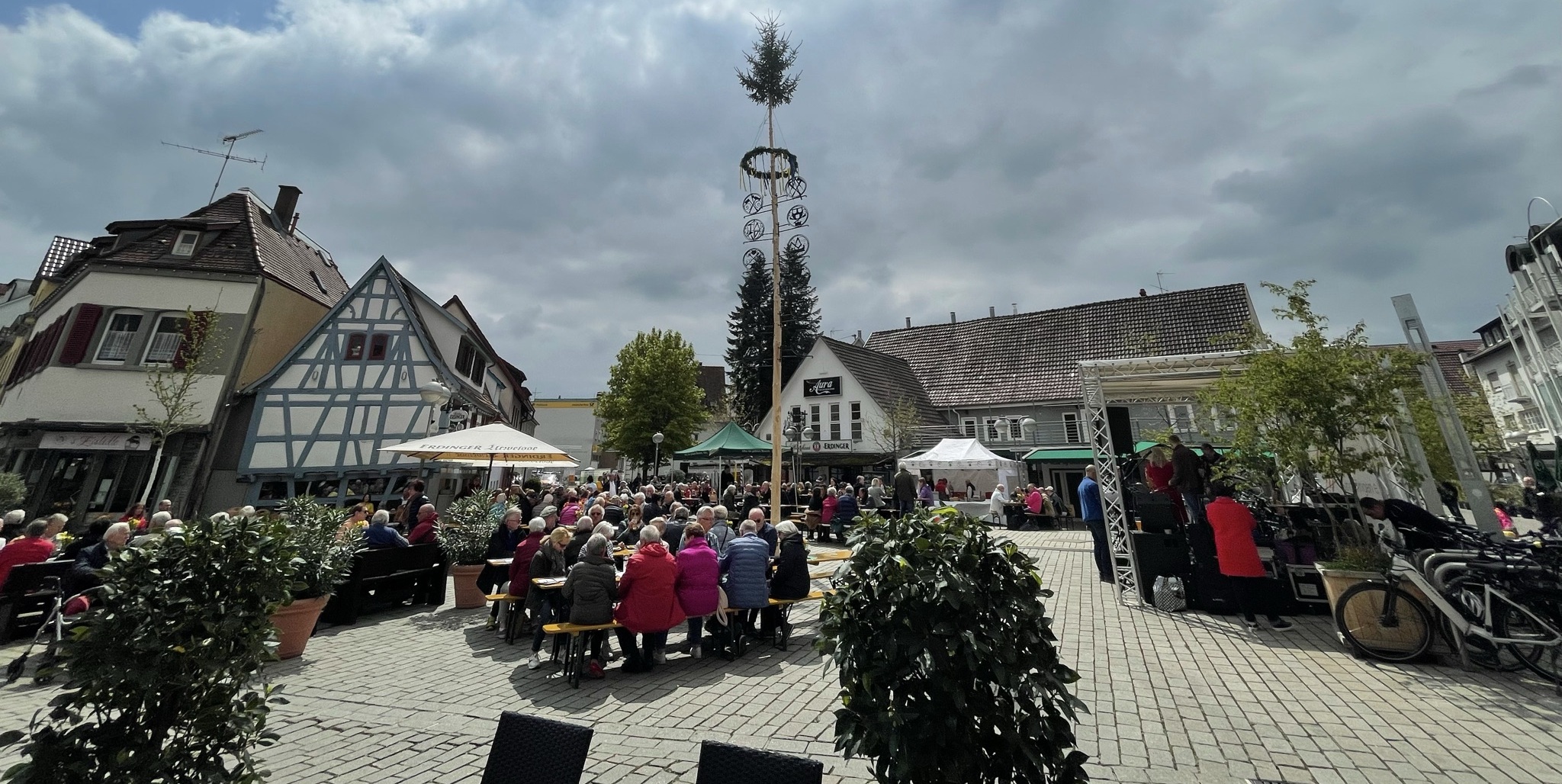 Auch in diesem Jahr laden der 1. Mai und der Abend davor zum gemütlichen und heiteren Feiern auf dem Sindelfinger Wettbachplatz.