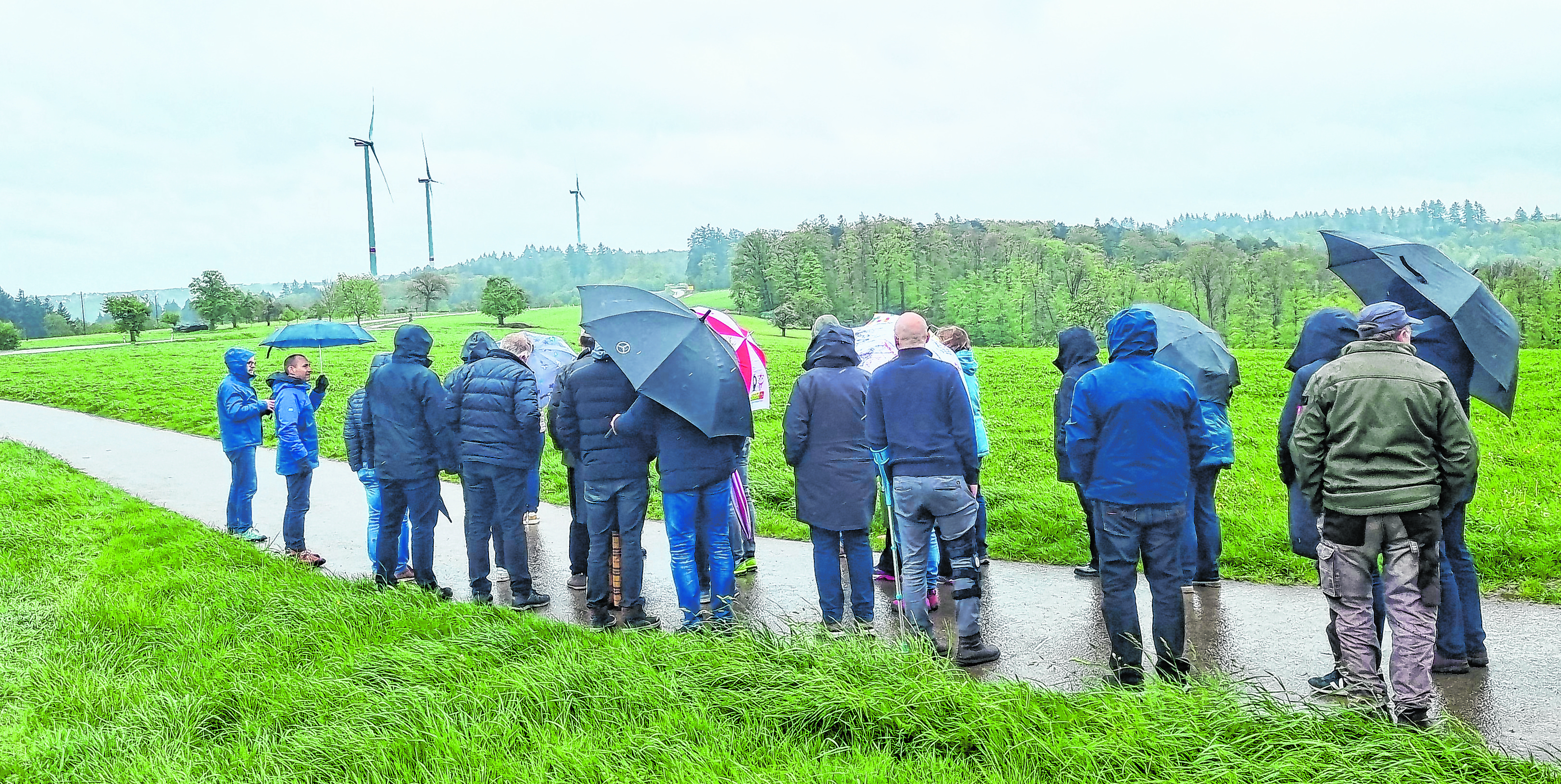 Gemeinderäte und Bürgermeister aus Böblingen, Holzgerlingen und Ehningen erlebten in rund einem Kilometer Abtand zu den Windrädern: Es war nichts zu hören.