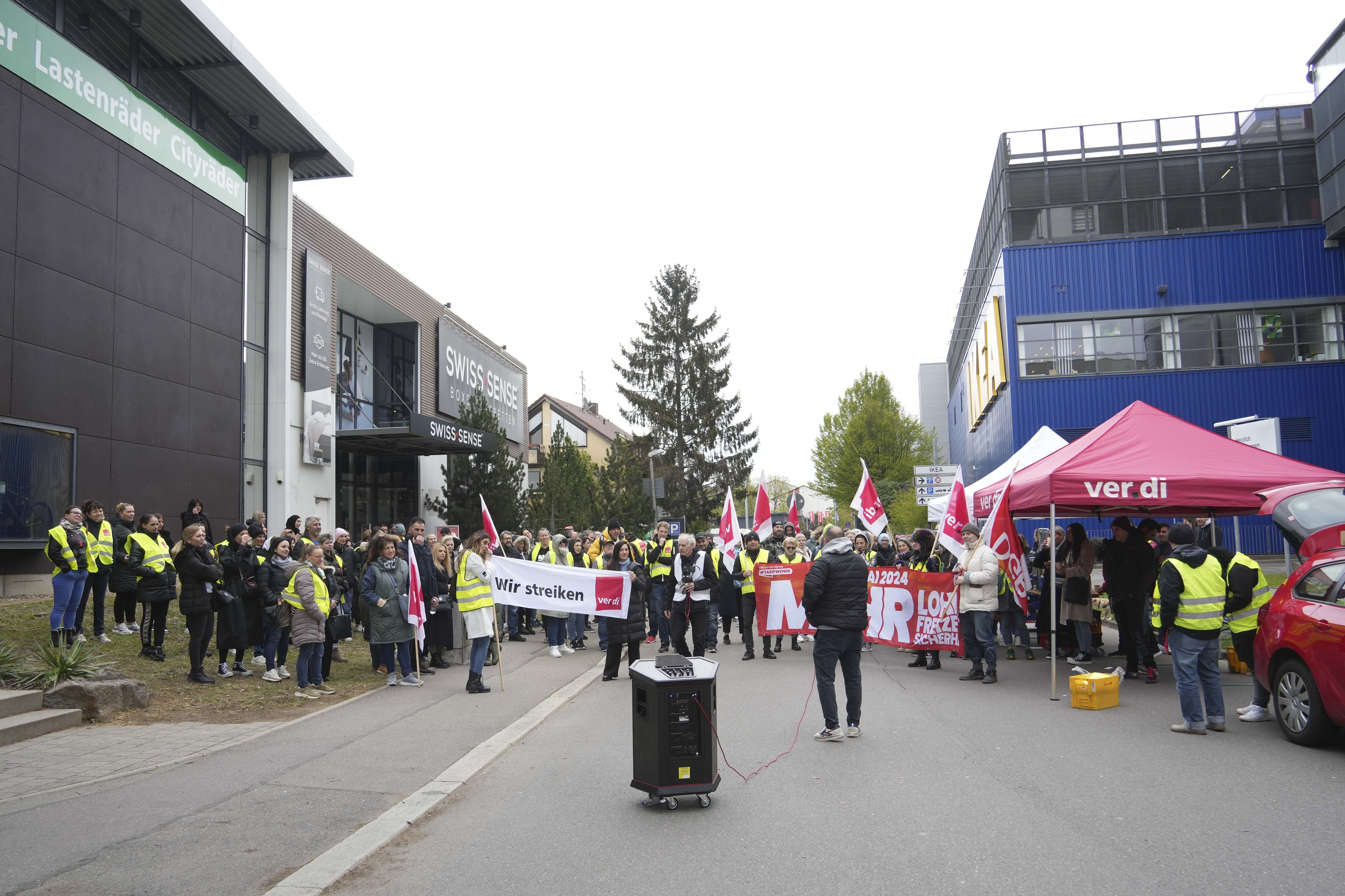 Kundgebung der Ikea-Beschäftigten auf der Schadenwasenstraße.