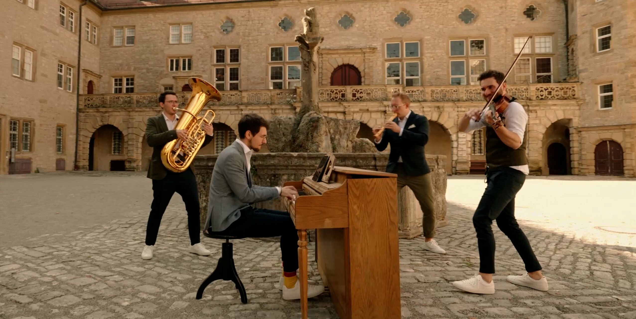 In ihrem brandneuen Musikvideo spielen die Hanke Brothers das Stück „Caprice“.