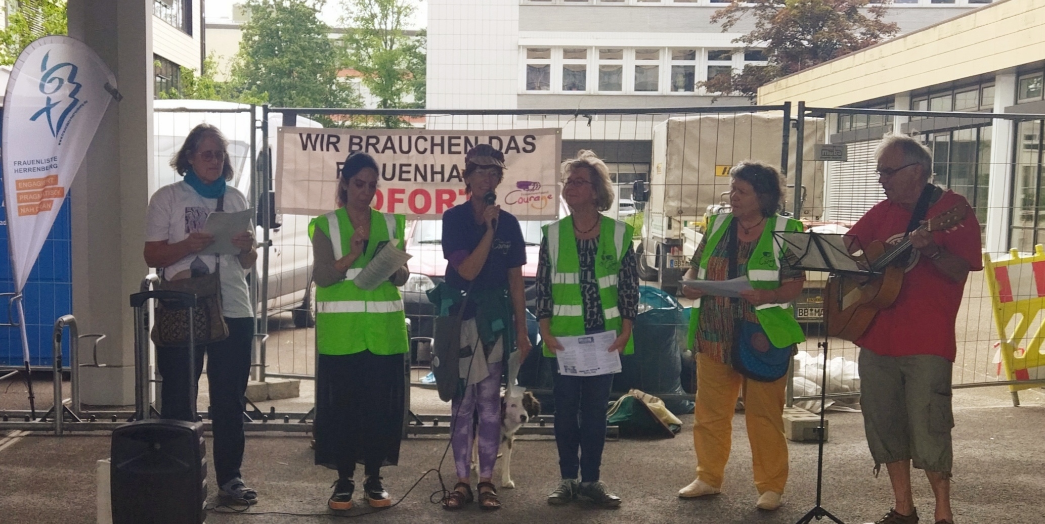 Der Frauenverband Courage hat vor dem Landratsamt für ein Frauen- und Kinderschutzhaus im Kreis Böblingen demonstriert.