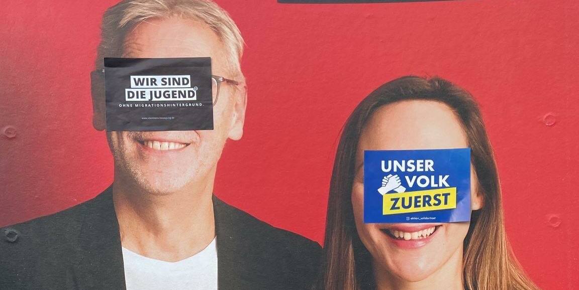 Es wurden Sticker über die Gesichter geklebt.