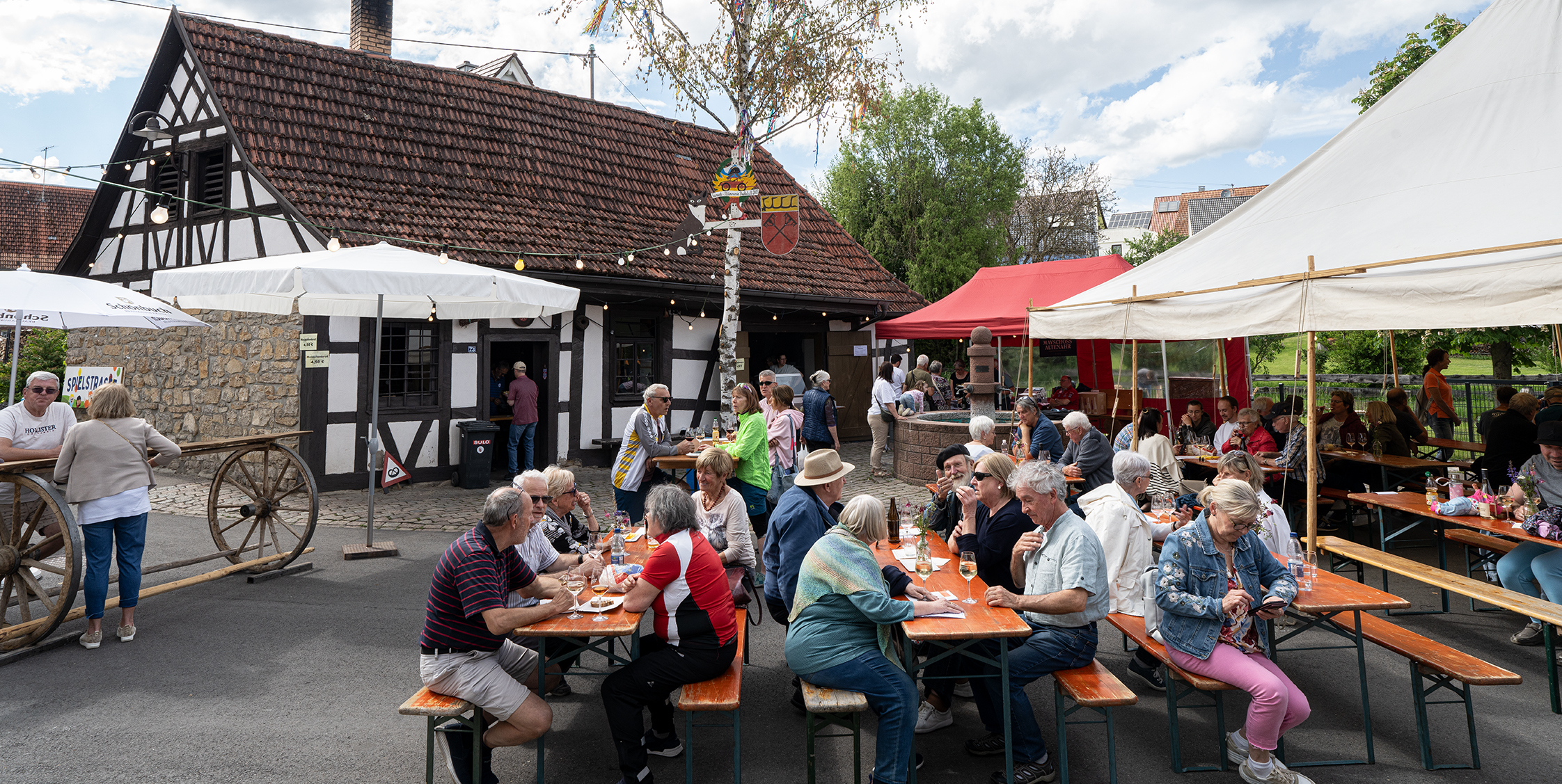 Mit Musik wurde rund ums Dachteler Backhaus und am Aischbach das nunmehr dritte Weinfest gefeiert.