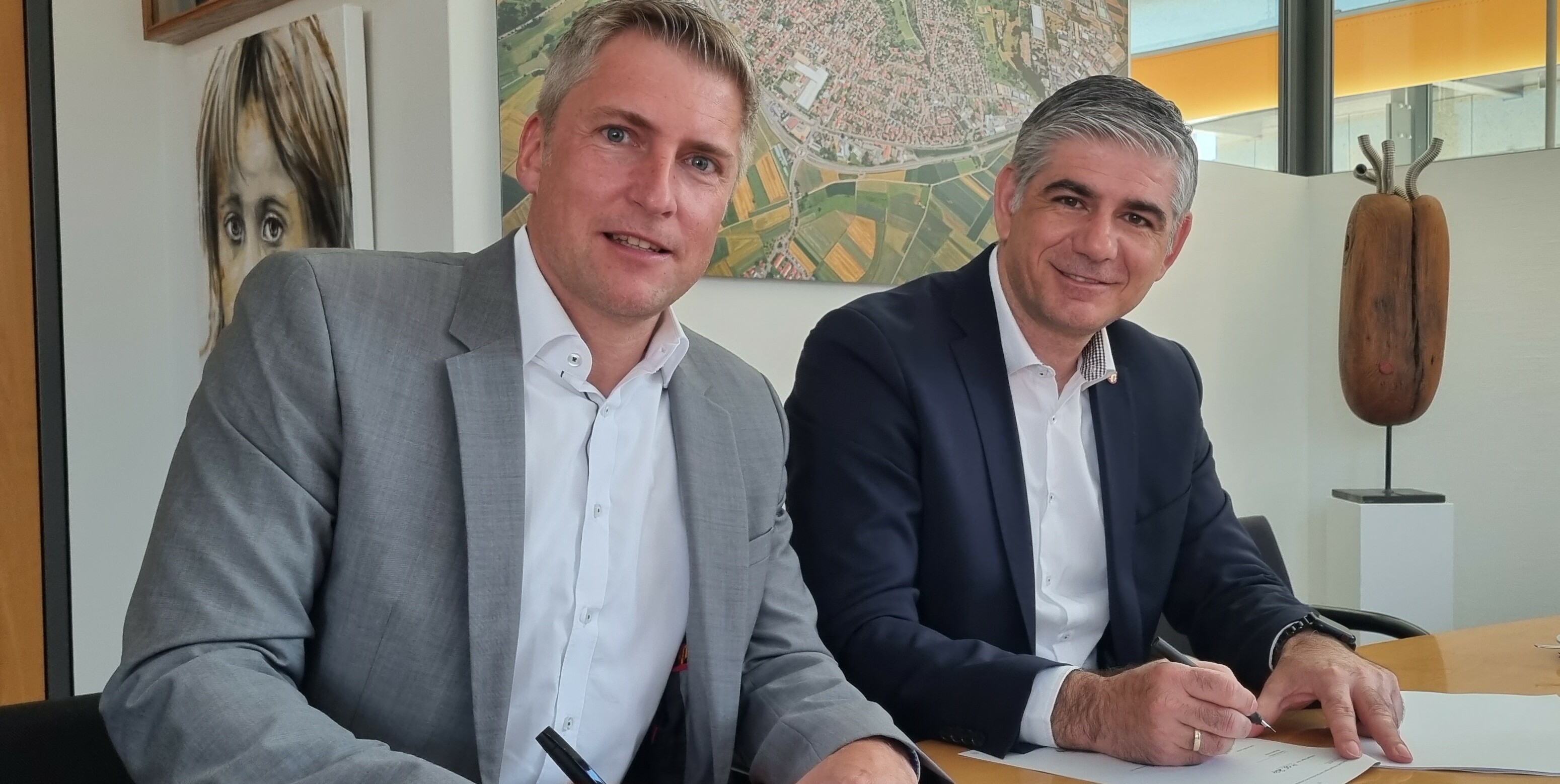 Daniel Jundt, Leiter Konzessionsmanagement der Netze BW (links) undHolzgerlingens Bürgermeister Ioannis Delakos.