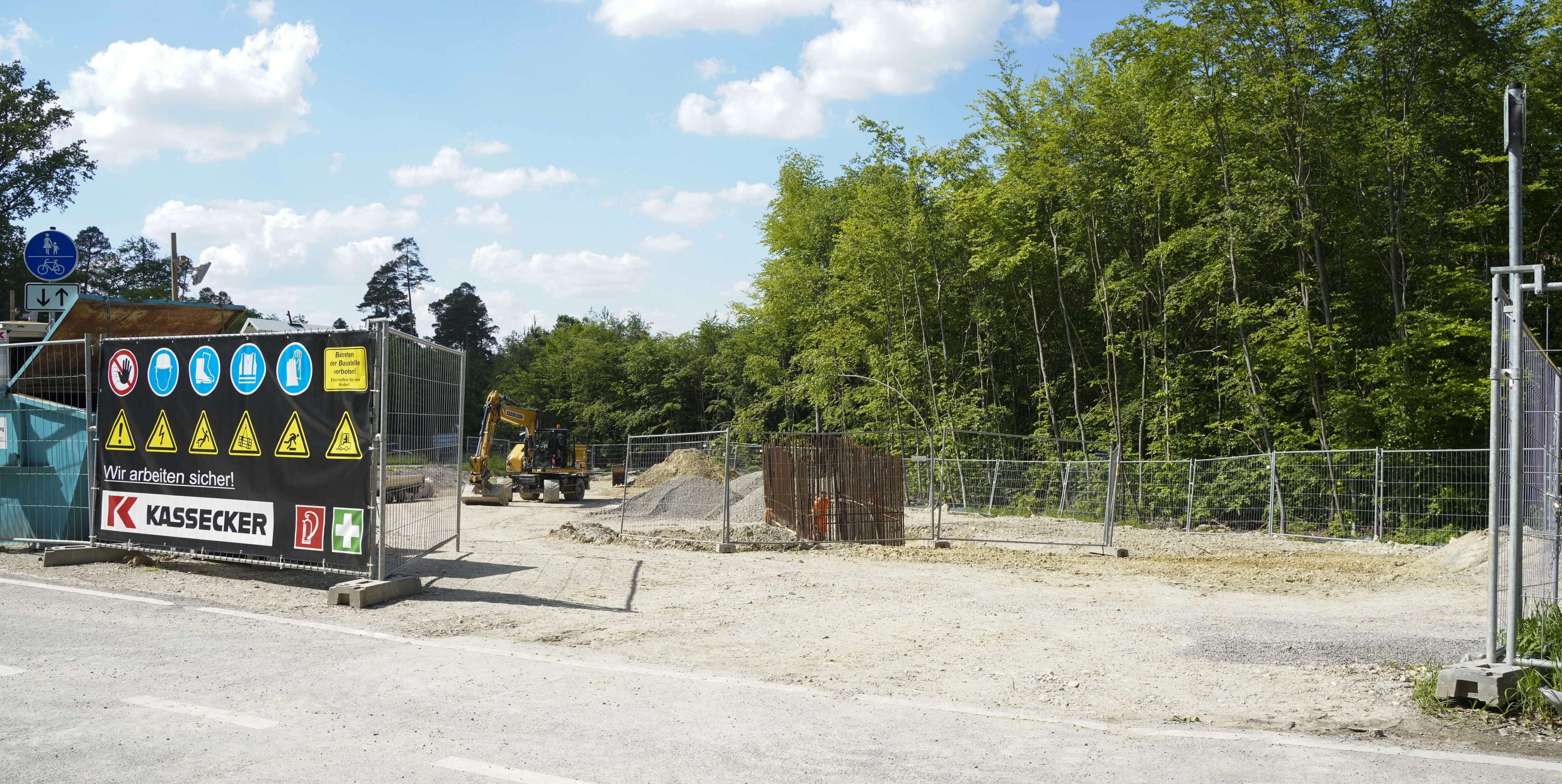 Hektik herrscht derzeit nicht auf der Baustelle an der Panzerstraße. Die wichtigen Teile für die Brücke des Radschnellwegs werden derzeit bei der Firma Prebeck montiert.