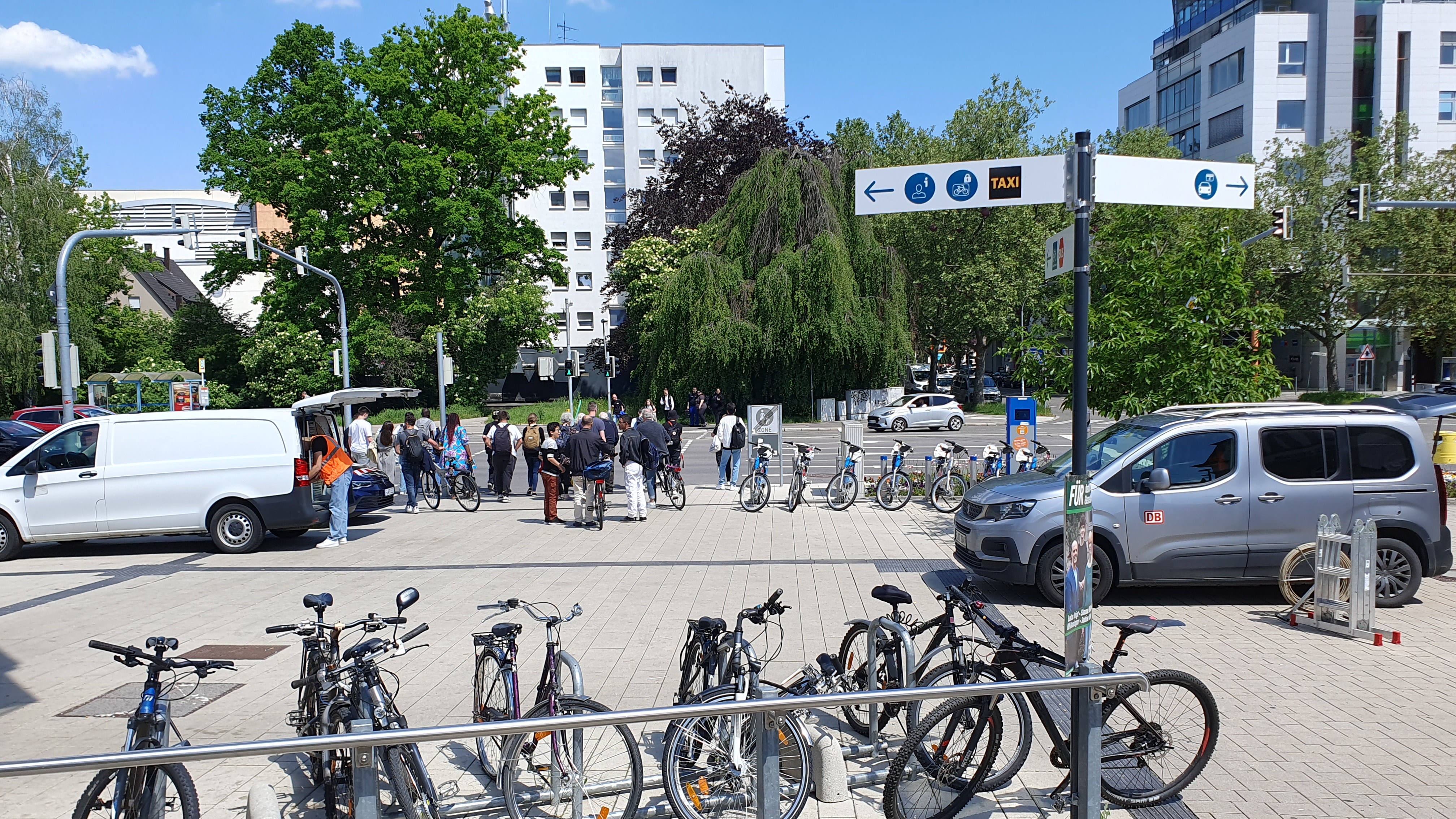 Nach der S-Bahn ins Taxi, aufs (Regio-)Rad, zum Bus oder zu Fuß zum Einkaufen. Oder doch lieber ins Auto steigen? Mobilität hat viele Wege. Das Bild entstand am Mobilitätspunkt am Sindelfinger Bahnhof.