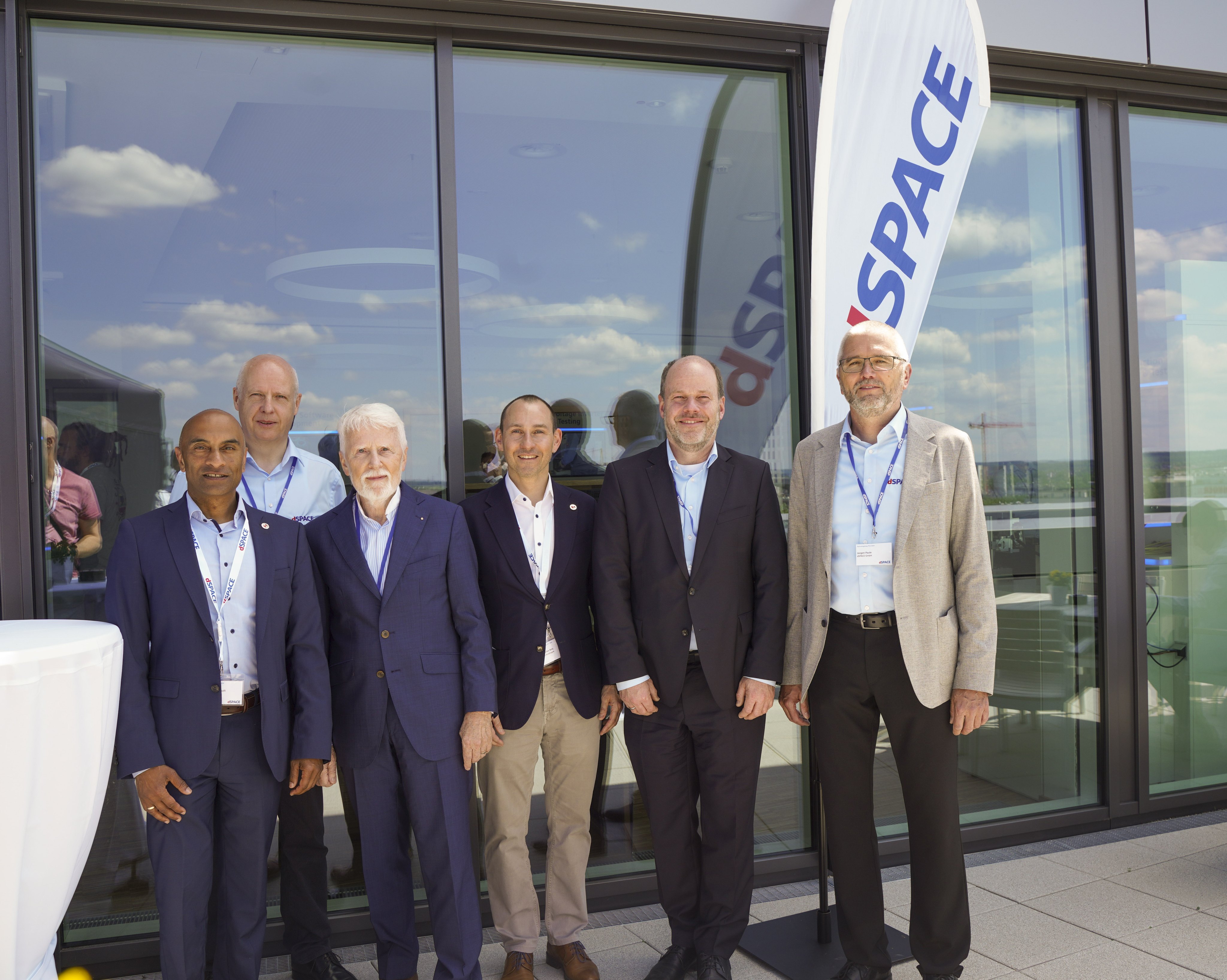 Beim „Tech Day“ auf der Dachterrasse von dSPACE in Böblingen (von links): Dominic Schaudt, Dr. Herbert Schütte, Dr. Herbert Hanselmann, 
Dr. Stefan Belz, Dr. Carsten Hoff und Jürgen Paule.