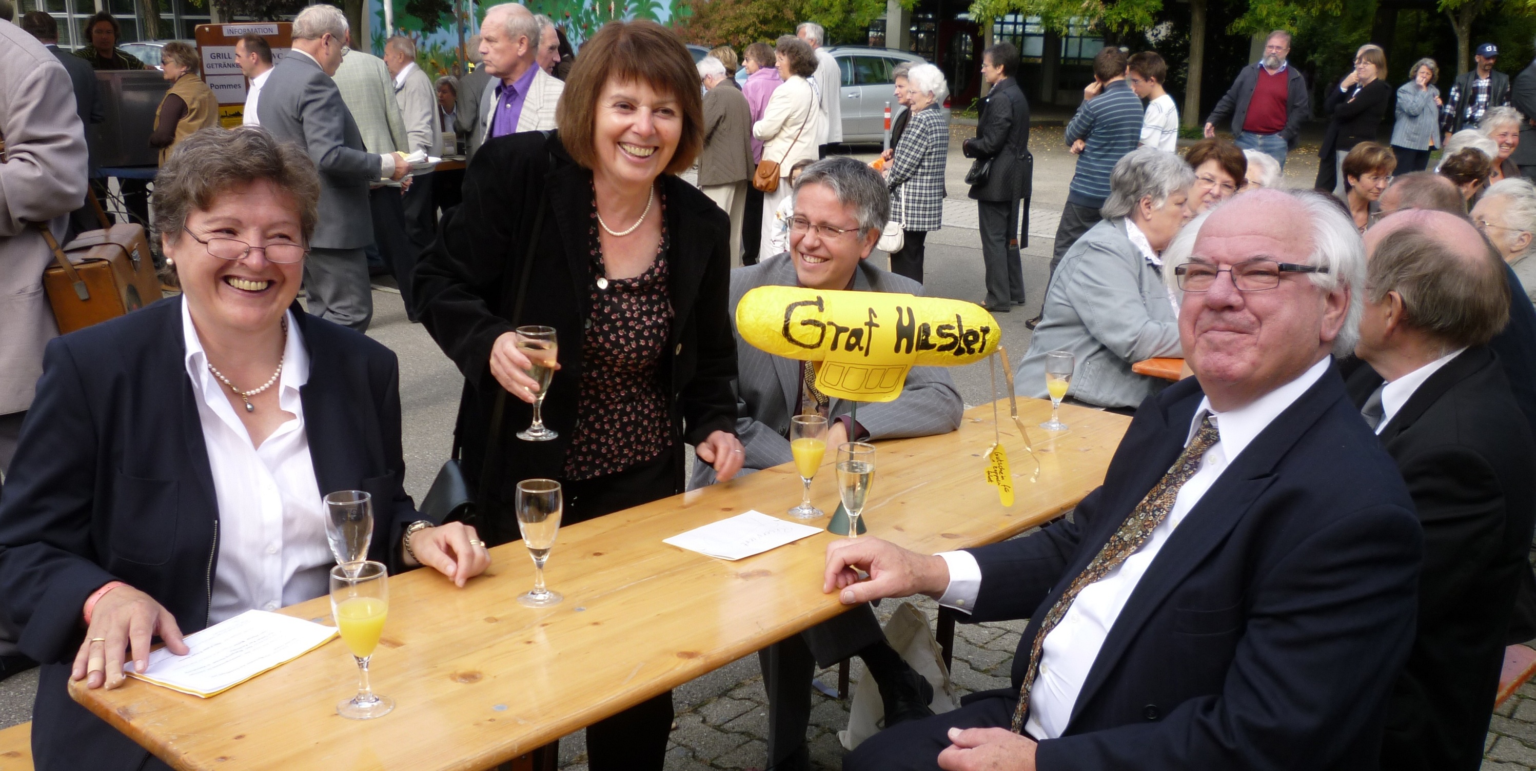 Gerda Ruzitschka, Erdmute Seibert, Wolfgang Hensel, rechts Pater Edgar Hasler. Das Foto stammt von Pater Haslers Verabschiedung. Den Zeppelin „Graf Hasler“ hatten die Kindergartenkinder gebastelt, weil die Gemeinde ihrem scheidenden Pfarrer einen Zeppelinflug schenkte. Bild: Lück/A