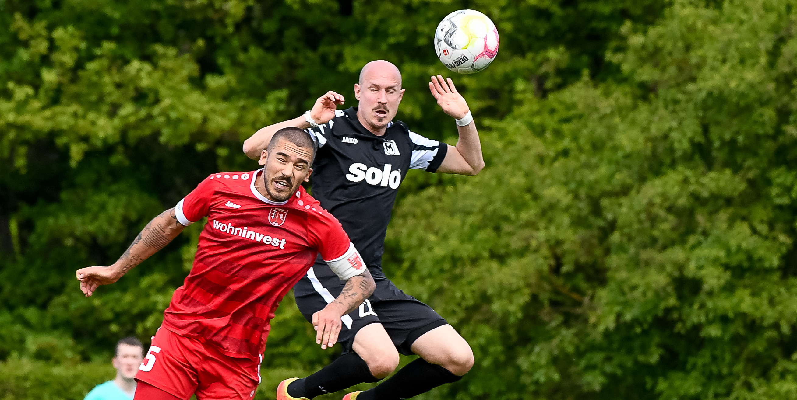 Kopfballduell zwischen Leon Braun (SV Fellbach, links) und Tiago Coutinho Lemos vom GSV Maichingen.