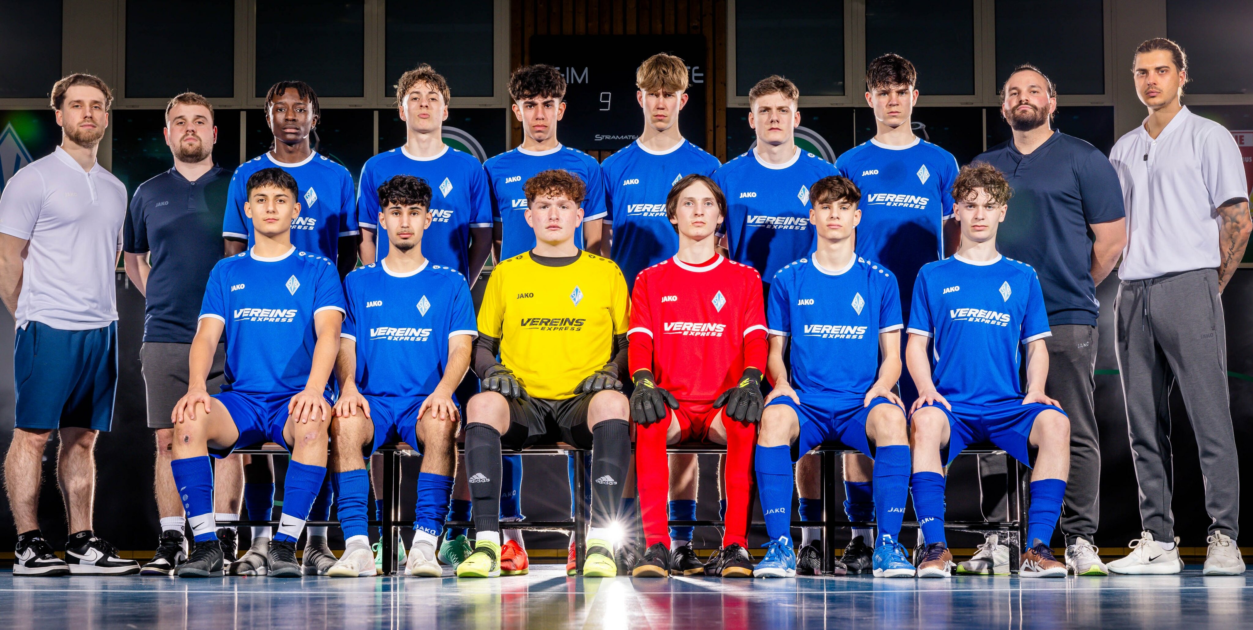 Das Erfolgsteam der U17 der SV Böblingen (von links oben): Diard Ajeti (Betreuer), Ali Ajeti (Co-Trainer), Joel Malungo, Samuel Melissopoulos, Teoman Görkem, Tim Sziller, Jon Salihi, Adam Krstanovic, Ihsan Basaran (Trainer), Tim Kühnel (Betreuer); (von links unten): Musa Karakas, Eren Ciloglu, Anton Fischer, Andreas Carda, Yasin Bakacs, Felix Hörmann.