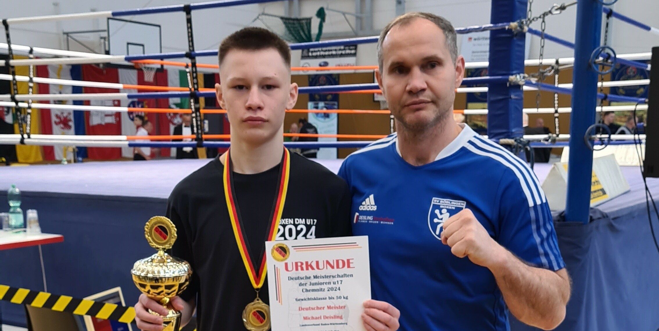 Michael Deisling in Chemnitz (links) mit Pokal und Urkunde und seinem Trainer und Vater Andreas Deisling. Bild: z