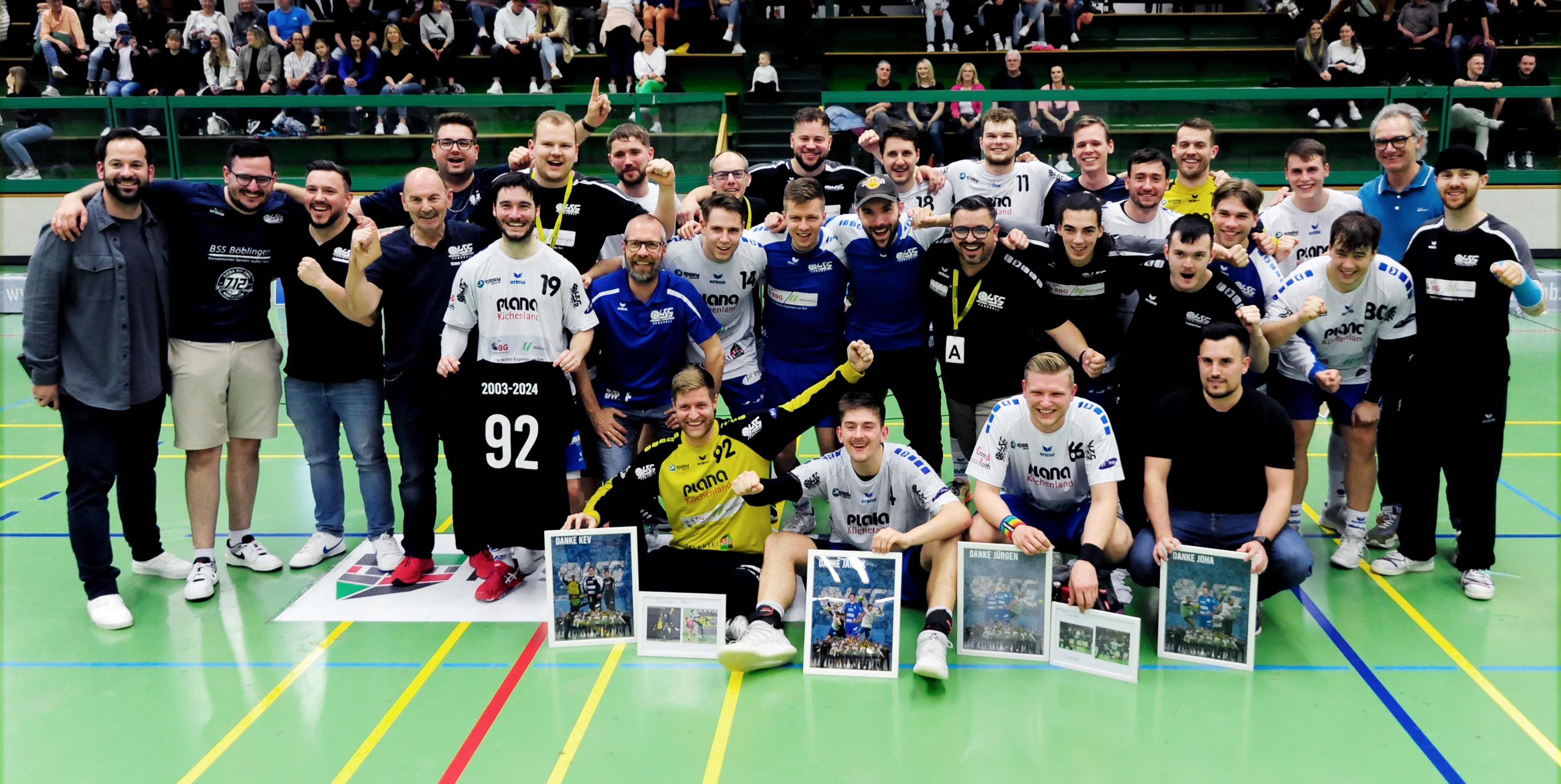 Ein Foto fürs Album der Handball-Familie: Die HSG Böblingen/Sindelfingen positioniert sich ein letztes Mal in dieser Saison in heimischer Halle. Vorne von links verabschieden sich Kevin Gsell, Jannik Schmitt, Jens-Jürgen Lapp und Johannes Hablitzel von der Verbandsliga-Mannschaft.Bild: Photostampe