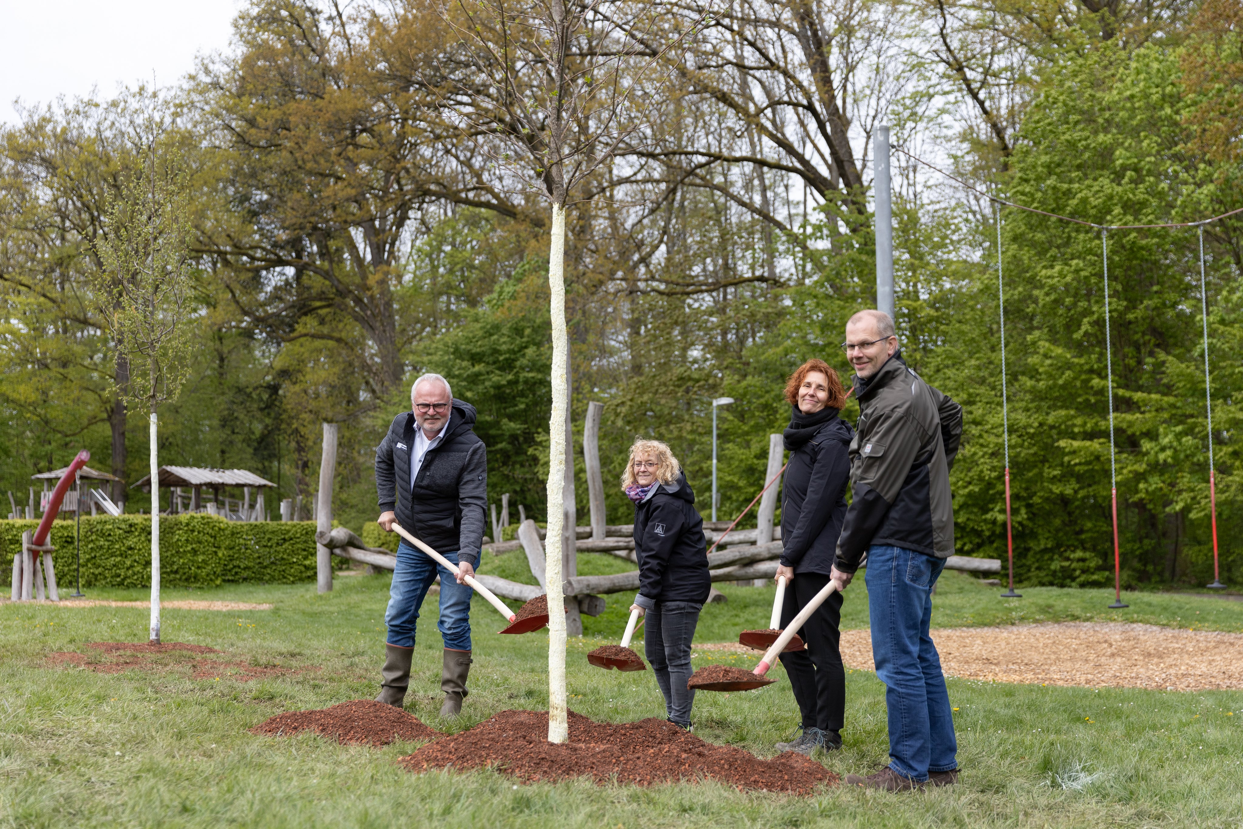 Auf unserem Foto (von links): Geschäftsführer der Stadtwerke Sindelfingen Dr. Karl Peter Hoffmann, Anne Bräutigam von der Kita Spitzholz, Baubürgermeisterin Dr. Corinna Clemens und der Leiter des Amtes für Grün, Umwelt und Klimaschutz Ralf Bültge-Bohla.