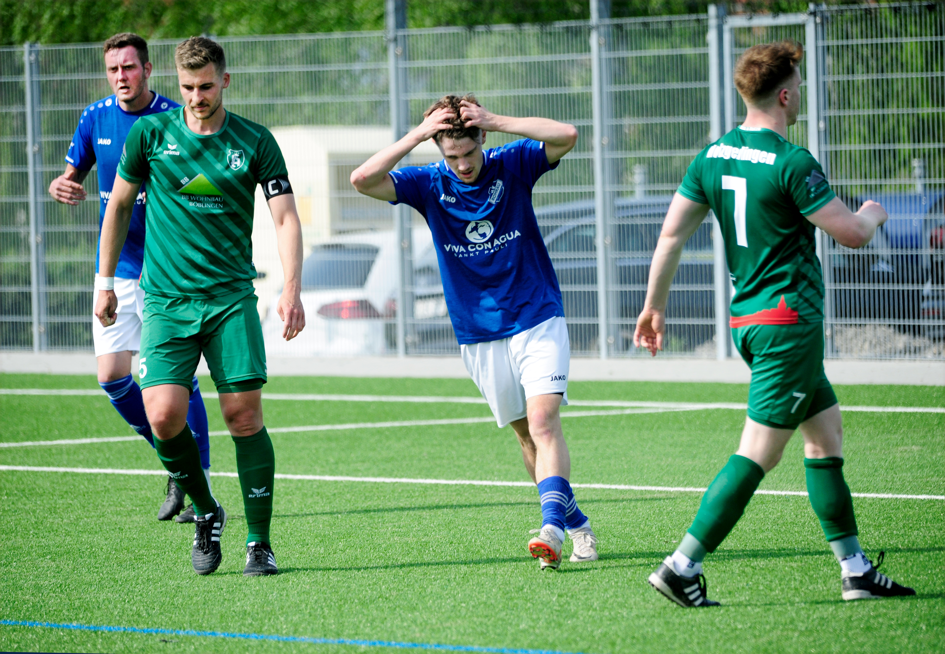 Es ist zum Haareraufen, der SV Rohrau verliert gegen den SV Deckenpfronn mit 0:4 und muss seine Meisterfeier nochmal verschieben. Bild: photostampe