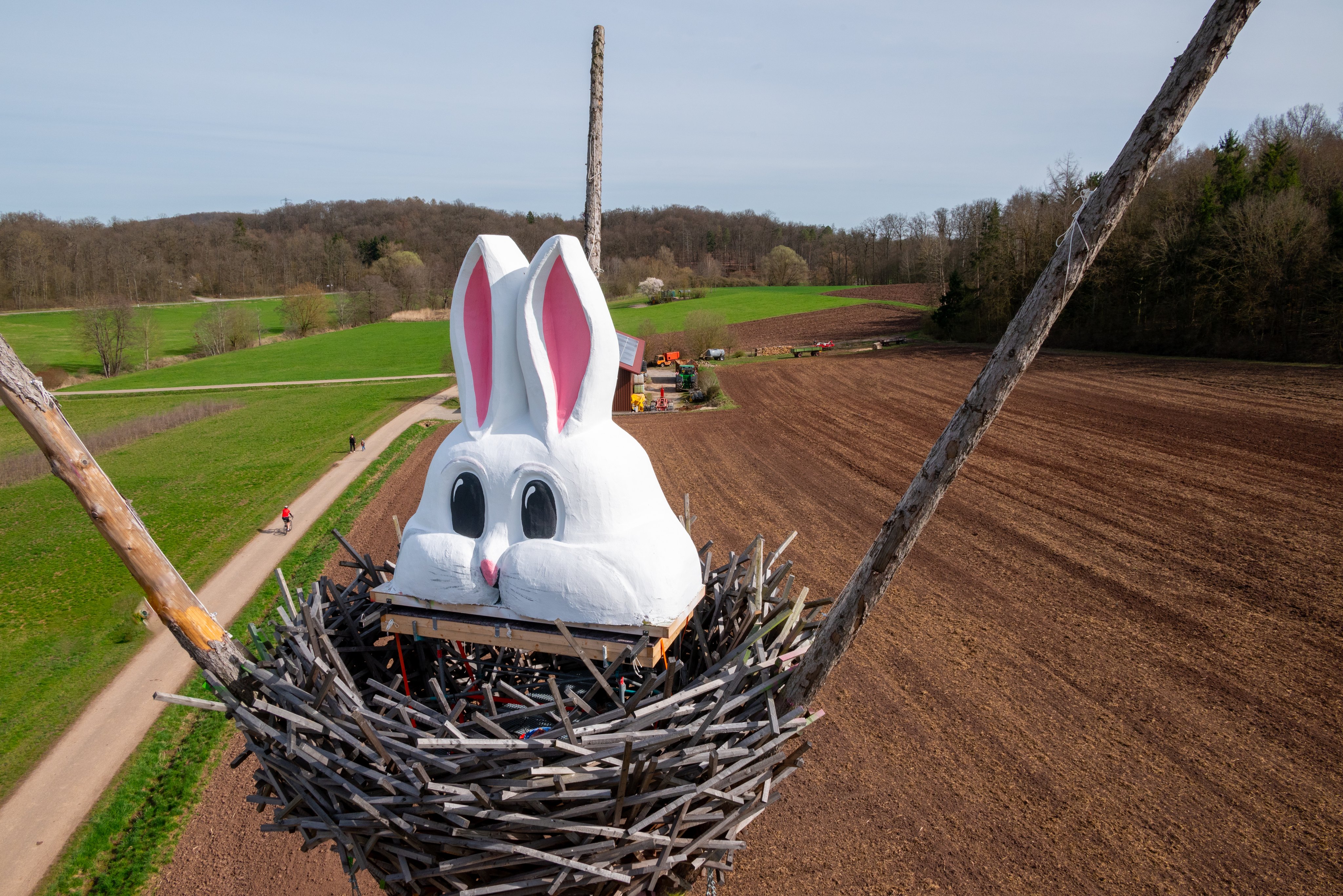 An Ostern saß im übergroßen Vogelnest bei Ehningen natürlich der Osterhase drin. Das Vogelnest gehört zur Sculptoura. Bild: Nüßle